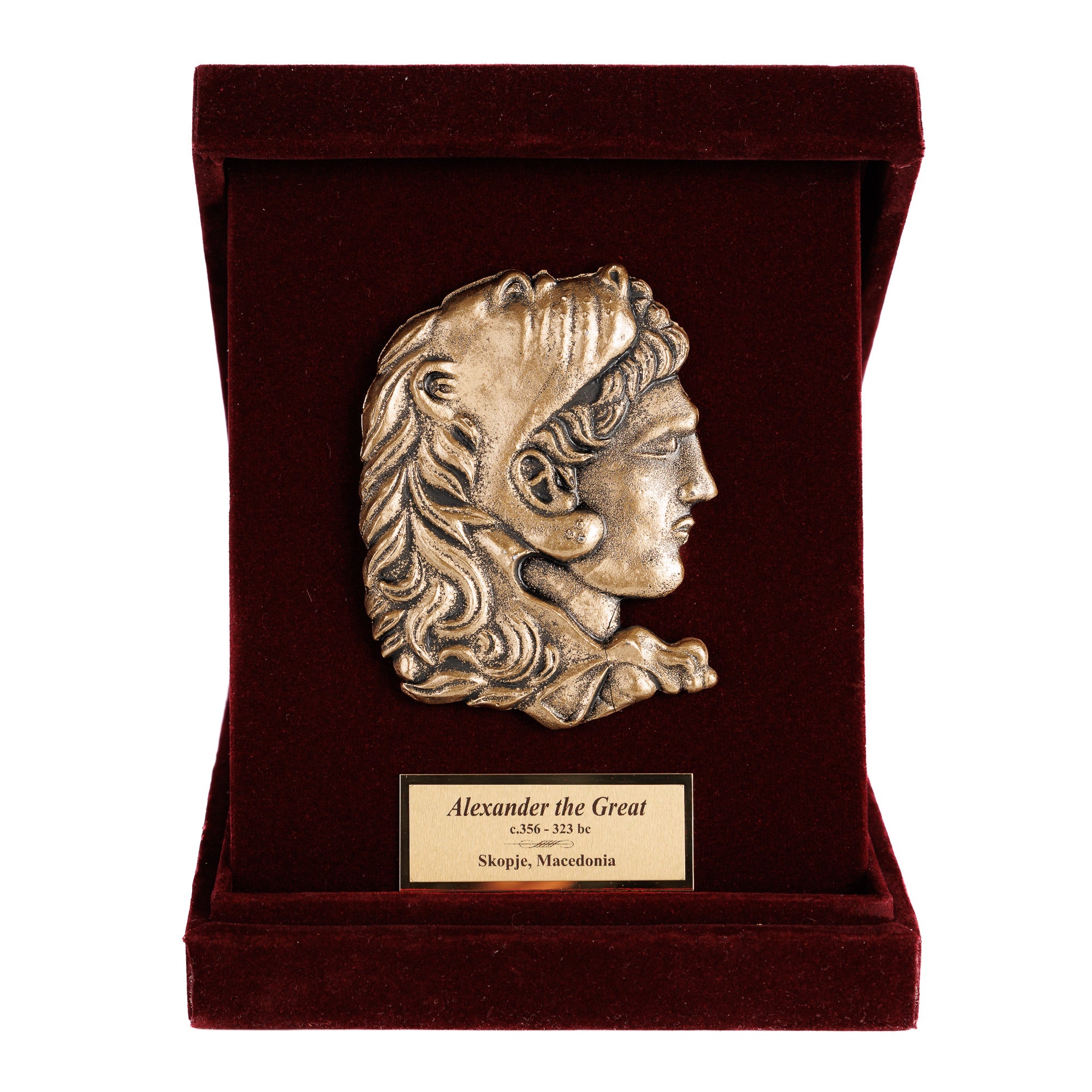 Крупен кадар на отворената кадифена кутија, прикажувајќи ја деталната изработка на релјефот од Александар Македонски како Херакле.
