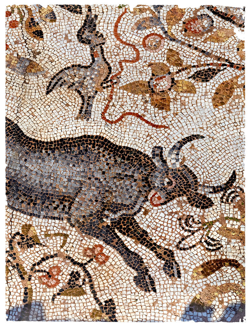 Детален приказ на антички македонски мозаик, симбол на богатото културно наследство кое го преточуваме во уникатни сувенири.