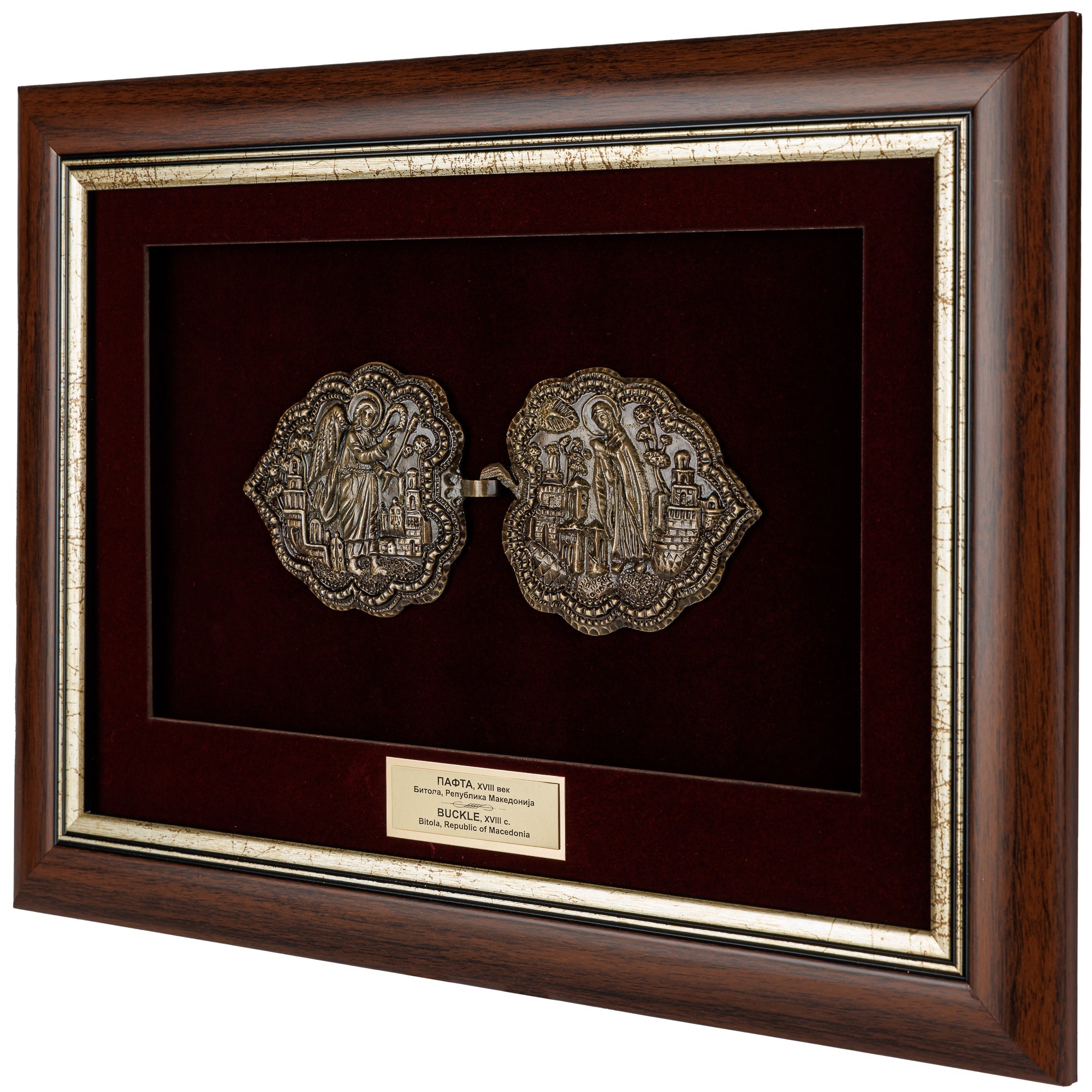 Врамено уметничко дело кое претставува верна реплика на градски македонски накит, совршен сувенир и подарок за љубители на традицијата.