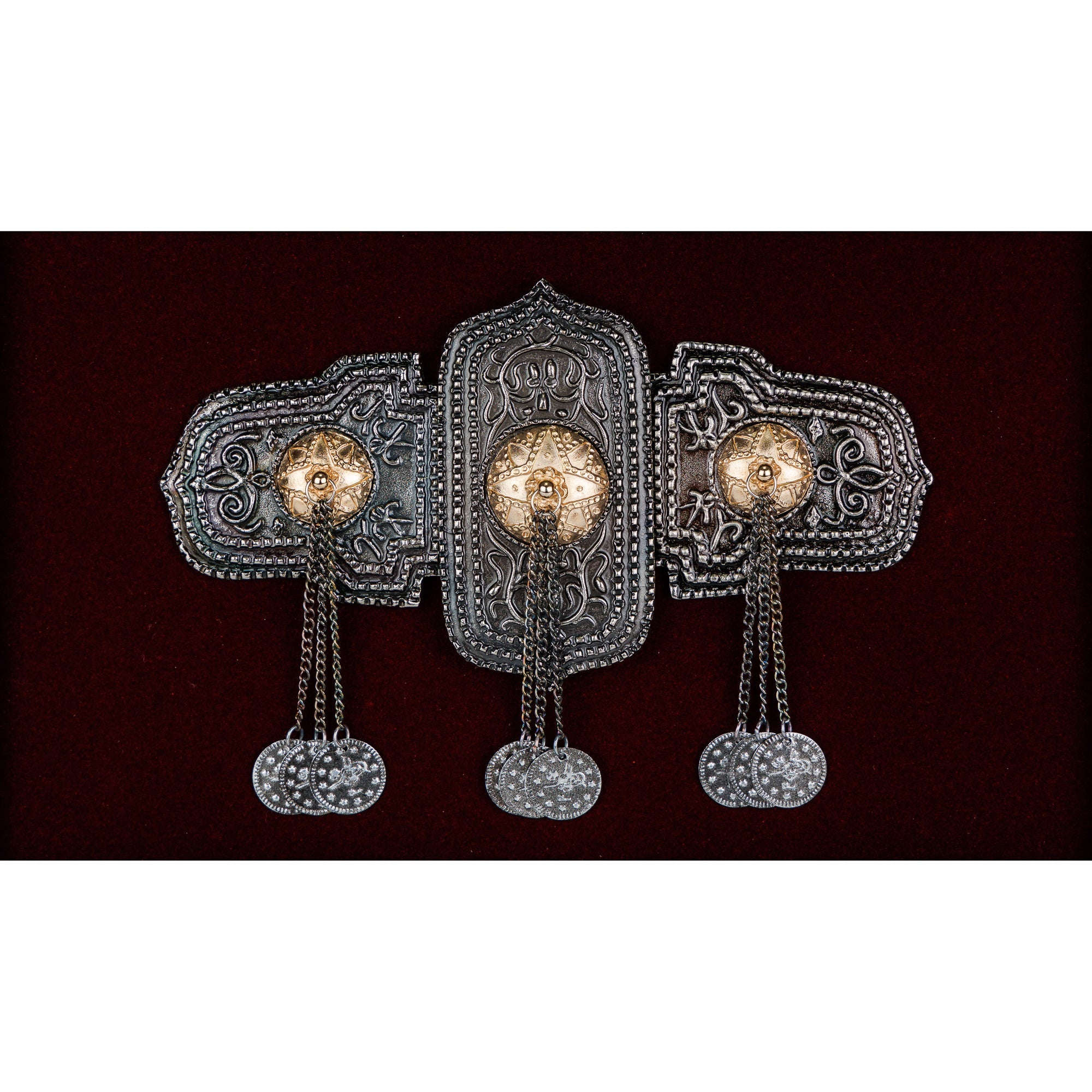 Детален приказ на раскошната Галичка пафта од 19-ти век со позлатени медалјони, автентичен сувенир што ја слави мијачката традиција.