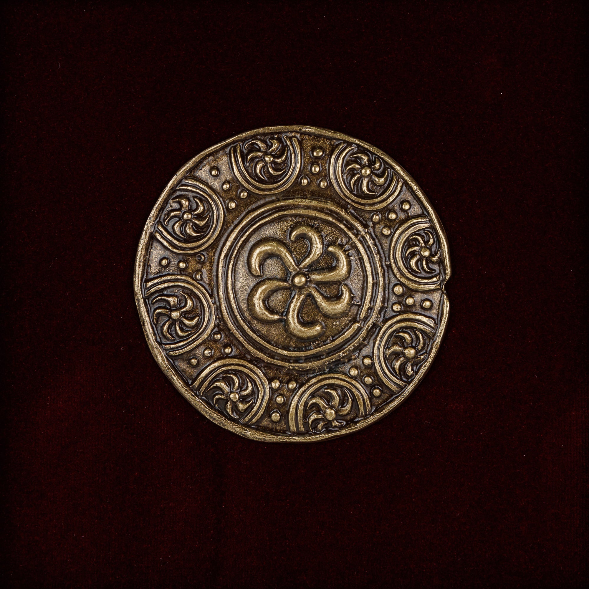 Детален приказ на античкиот македонски штит со стилизирана розета, автентичен сувенир што симболизира вечност и заштита.