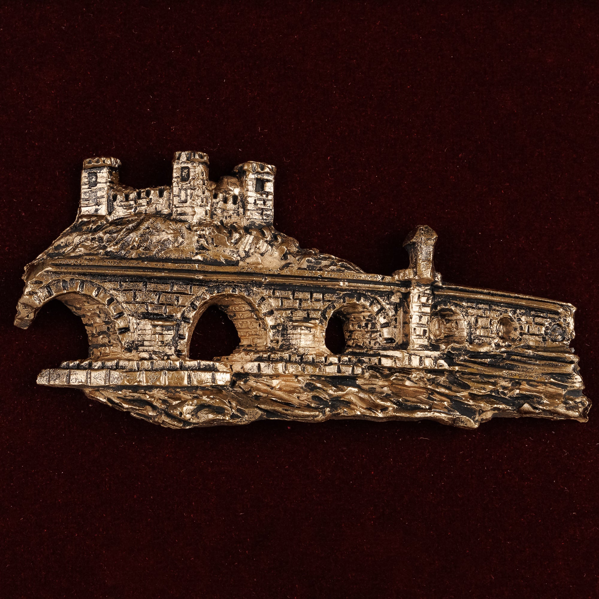 Крупен кадар на прецизната 3Д изработка која ги доловува камените лакови и стражарската кула на мостот со впечатлива антик патина.