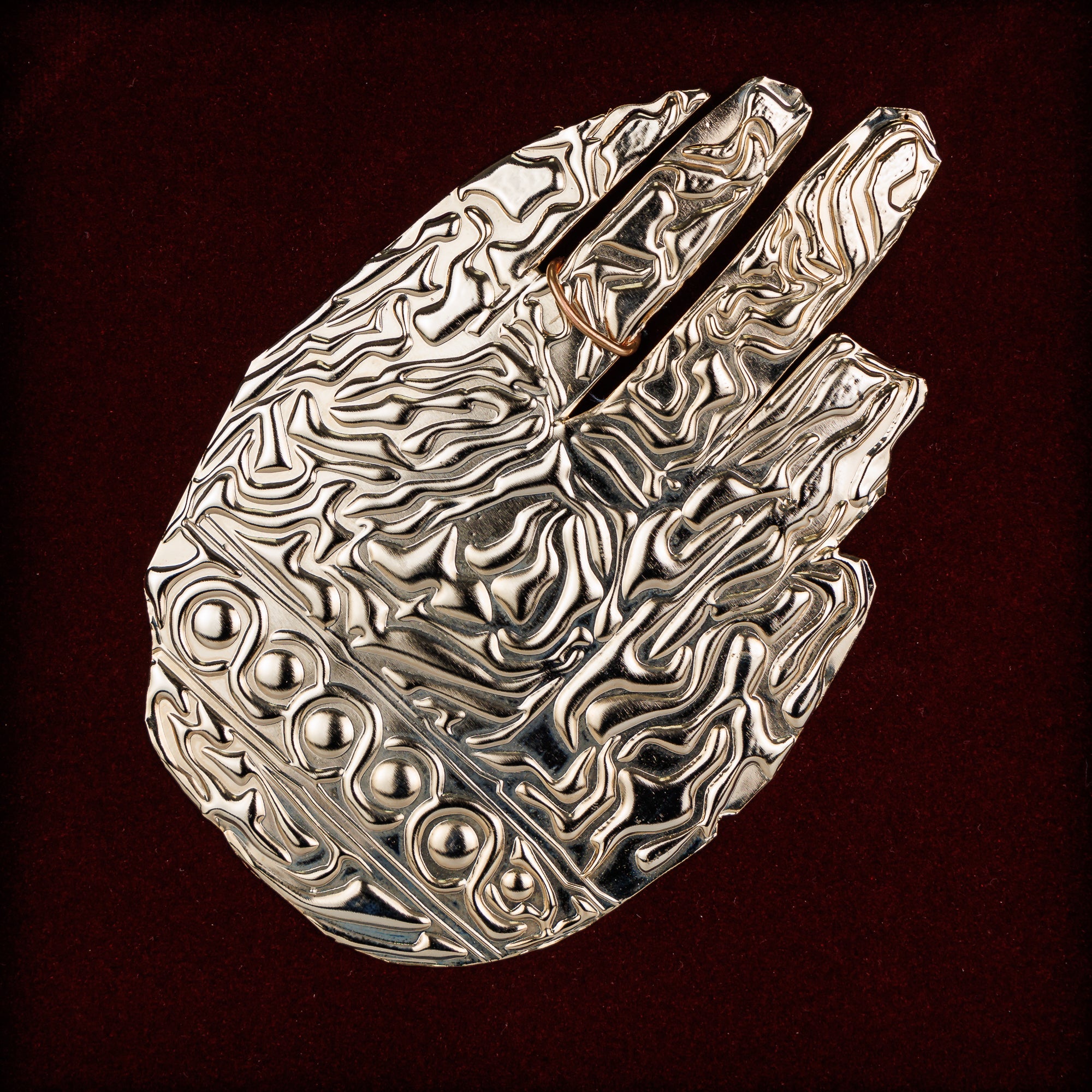 Детален приказ на блескавата позлатена нараквица со прстен од 6-тиот век п.н.е., истакнувајќи ги змијовидните орнаменти и испреплетените шари.