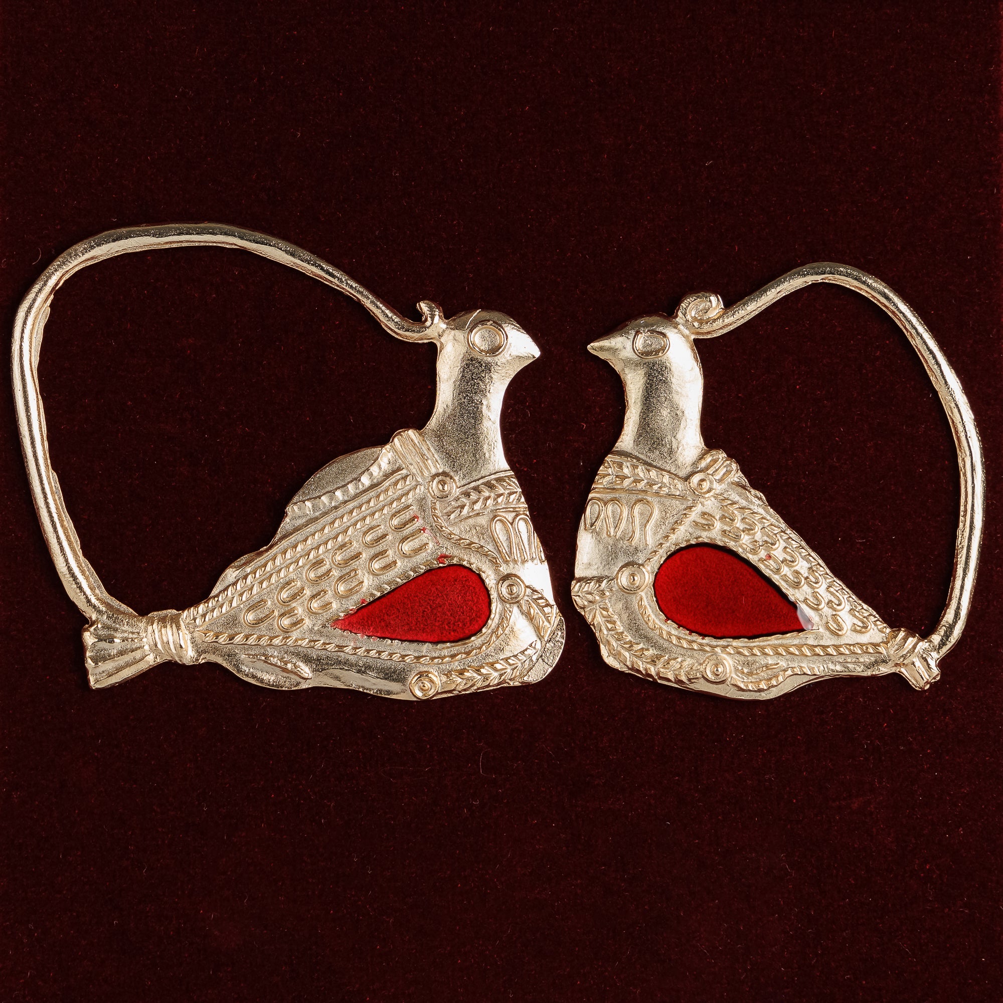 Крупен кадар на музејската реплика кој совршено ги прикажува филигранските жици и впечатливиот црвен емајл на крилјата на гулабиците.