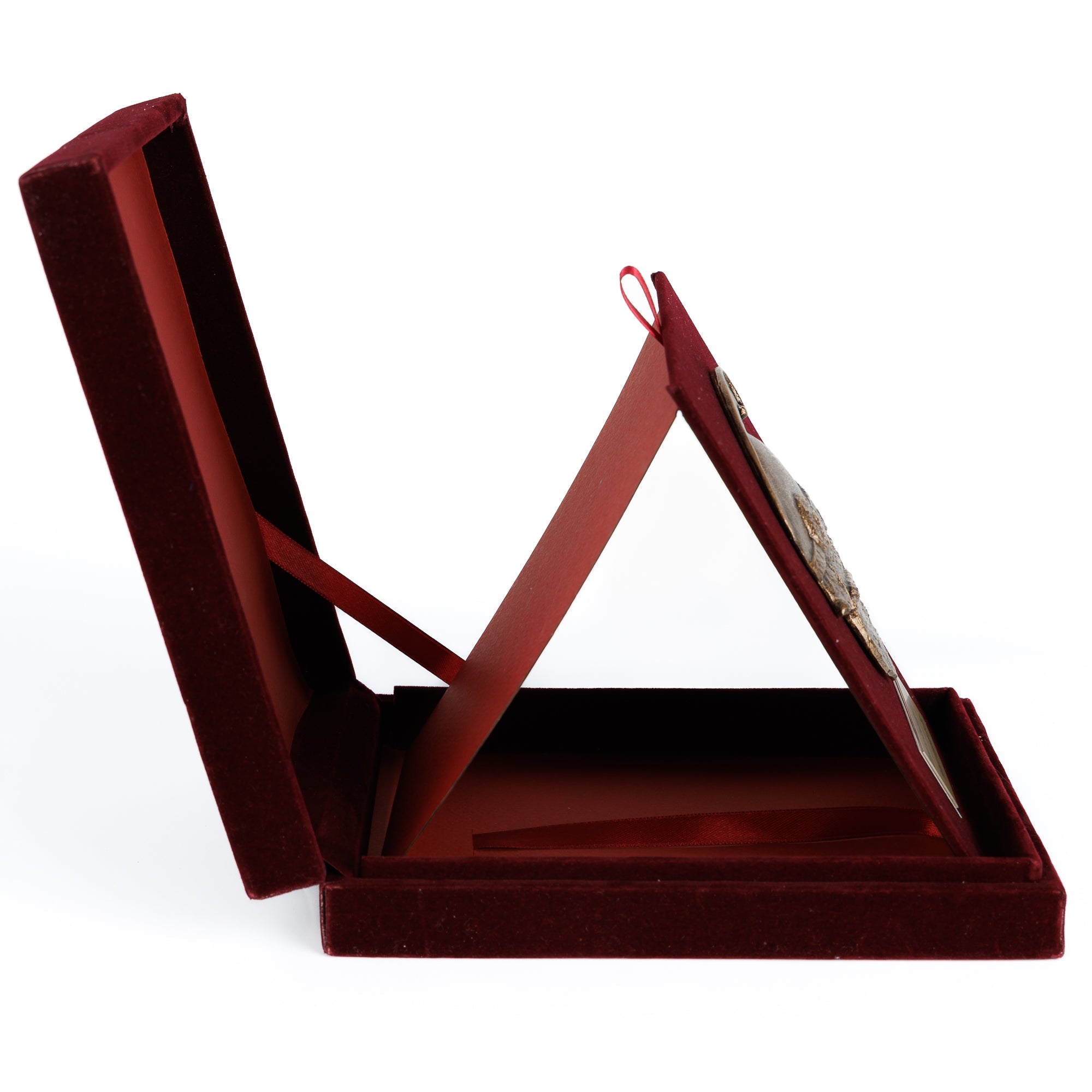 Страничен профил на луксузната кадифена кутија која се отвора и стои самостојно, идеална за престижно изложување во канцеларија.