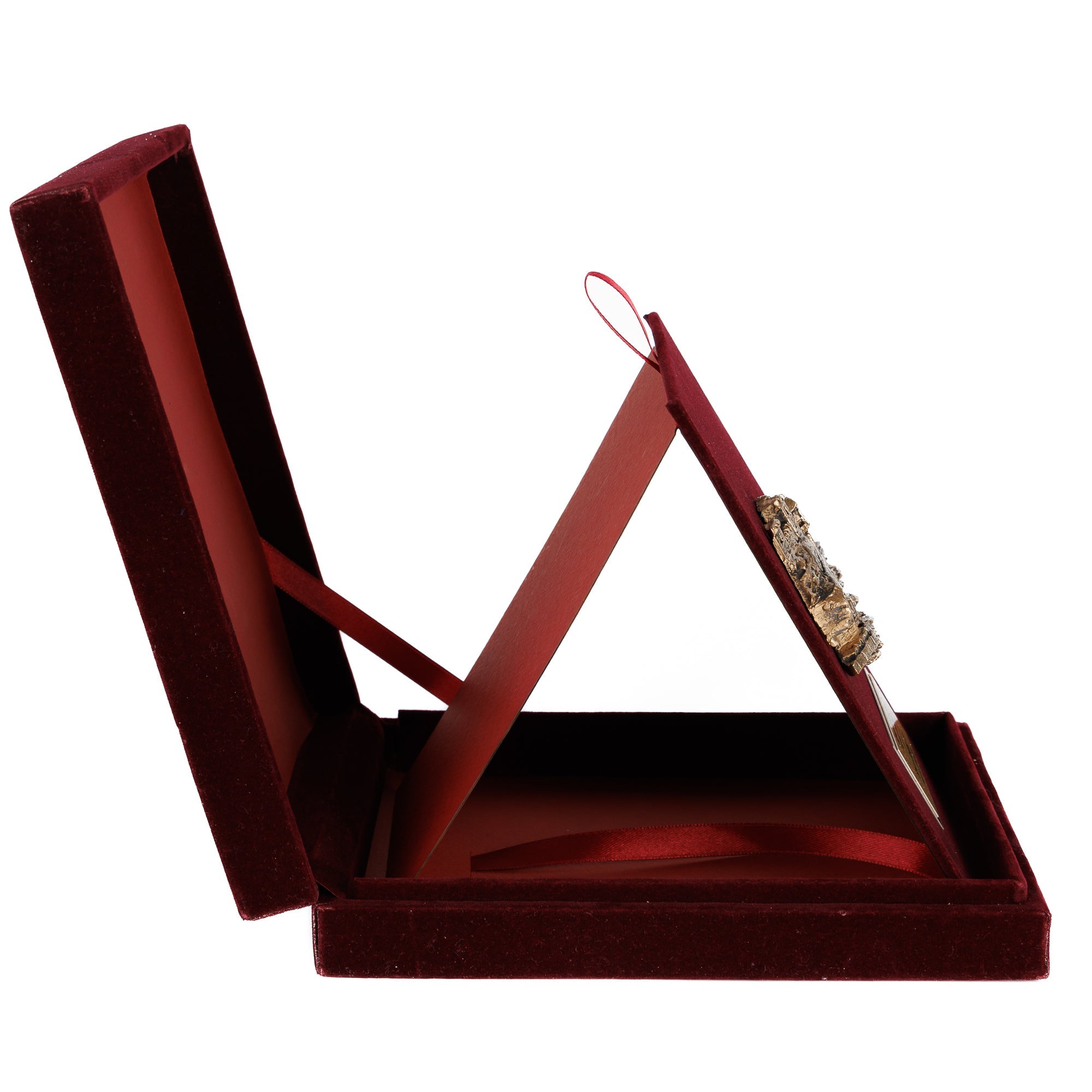 Страничен профил на луксузната кадифена кутија која се отвора и стои самостојно, овозможувајќи стабилно изложување на секое работно биро.