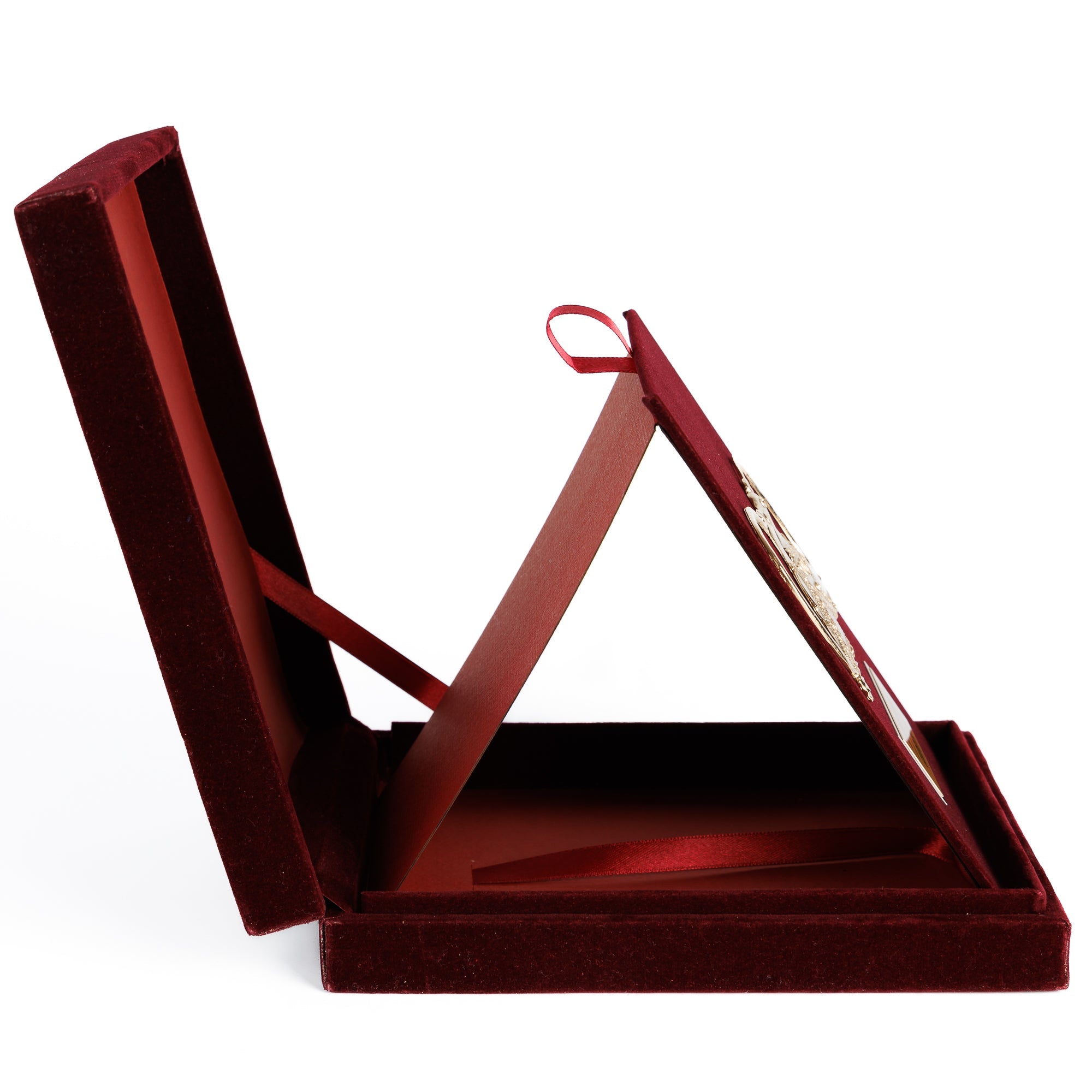 Страничен профил на луксузната кадифена кутија која се отвора и стои самостојно, претворајќи го накитот во прекрасен декоративен елемент.