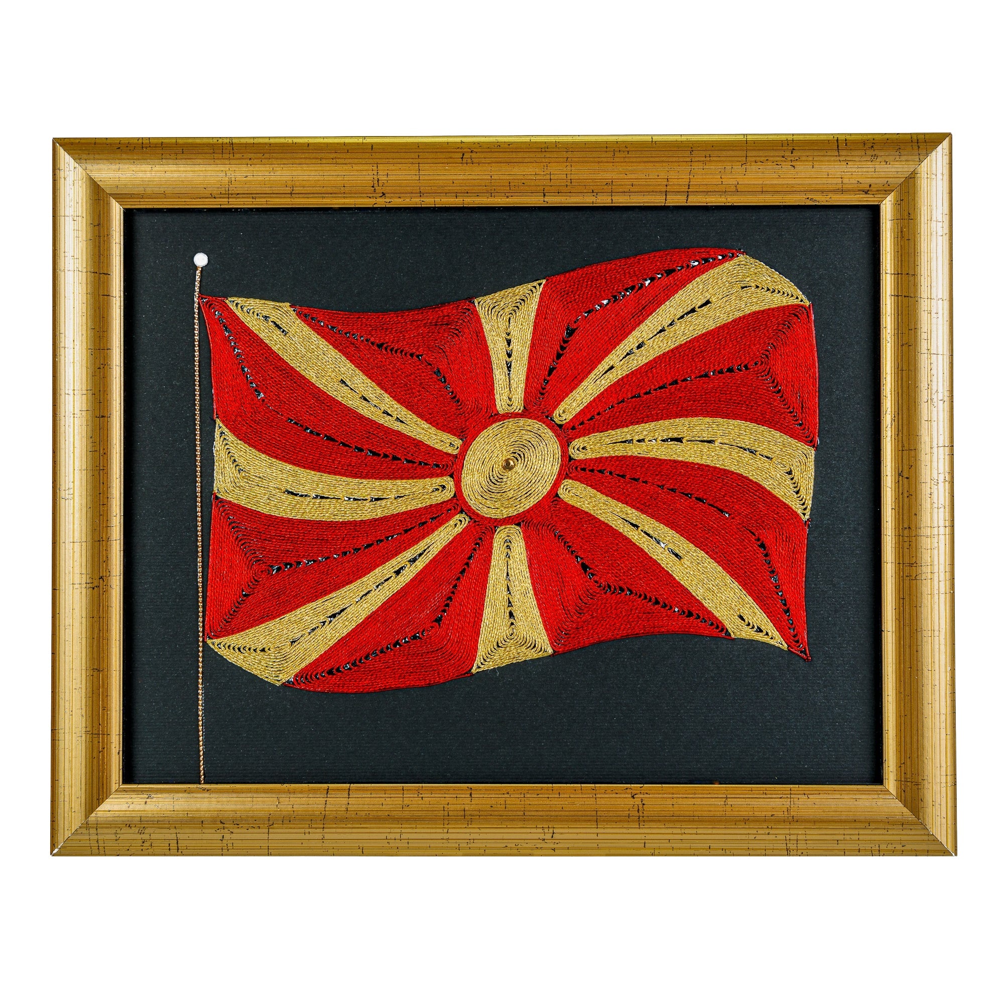 Рачно изработено македонско знаме во техника филигран од срма во златна рамка од ВЕКОВИ.