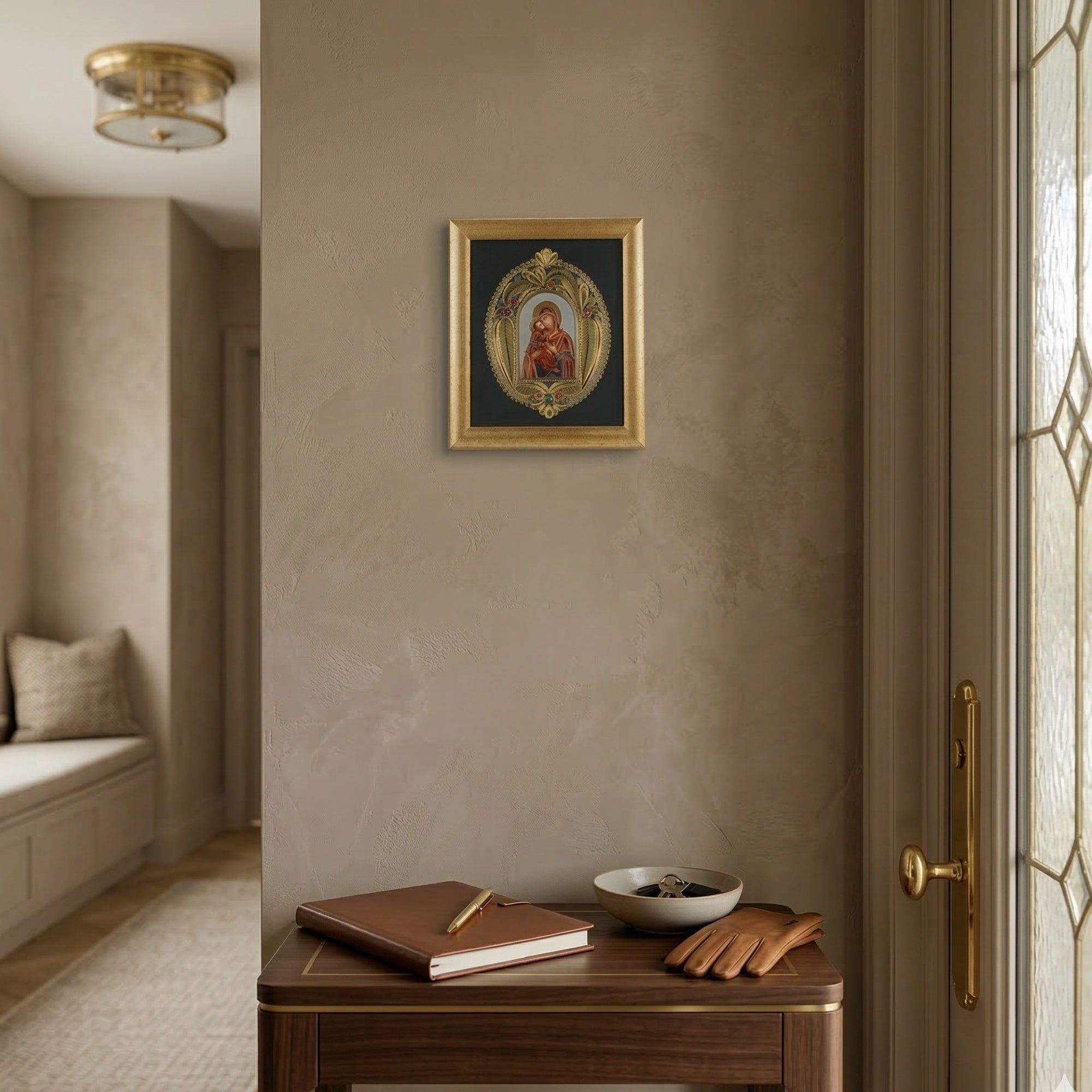 Светата икона Пресвета Богородица поставена на ѕид во топол домашен амбиент како чувар на семејството.