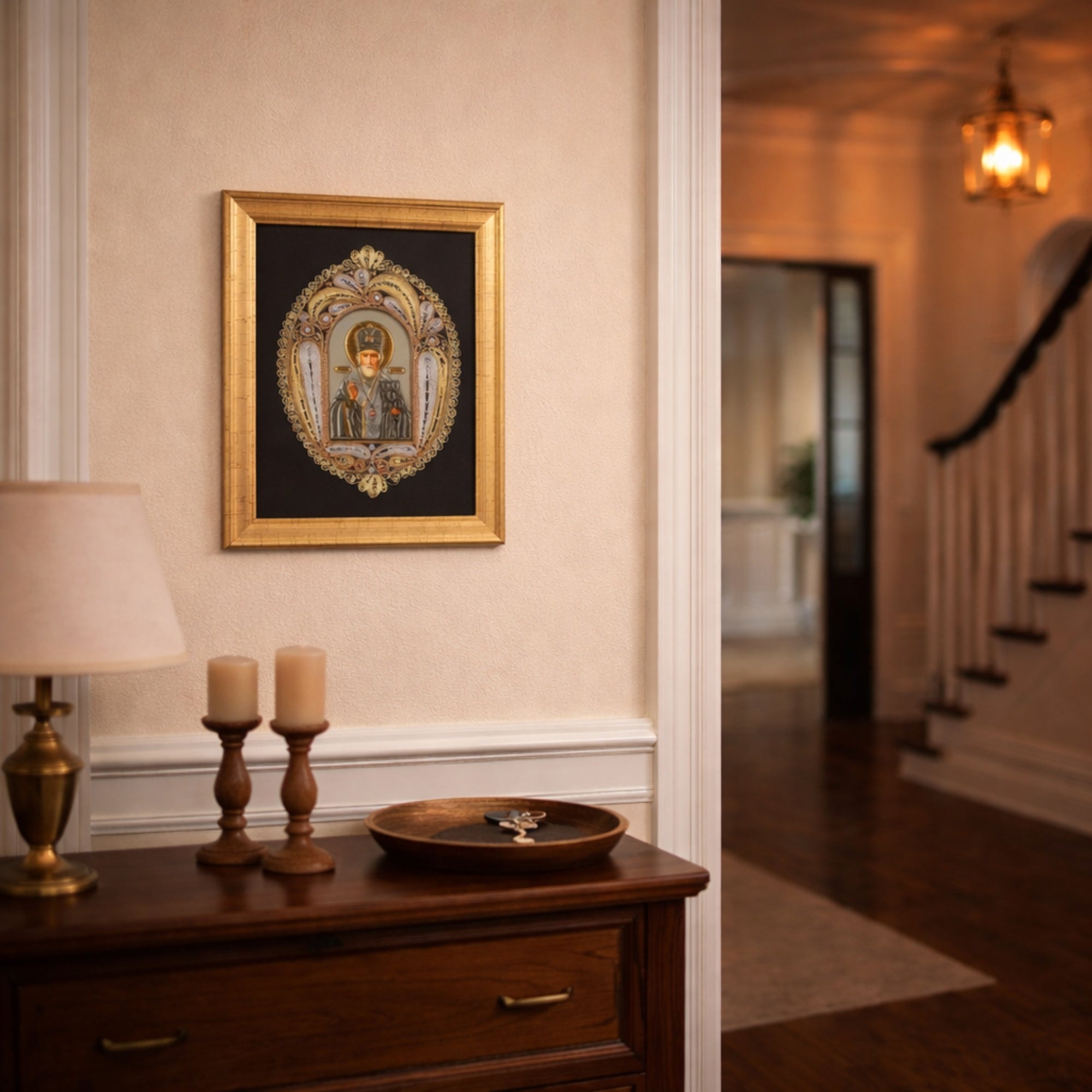 Филигранска икона Свети Никола поставена над дрвена комода во простран ходник, носејќи благослов во домот.