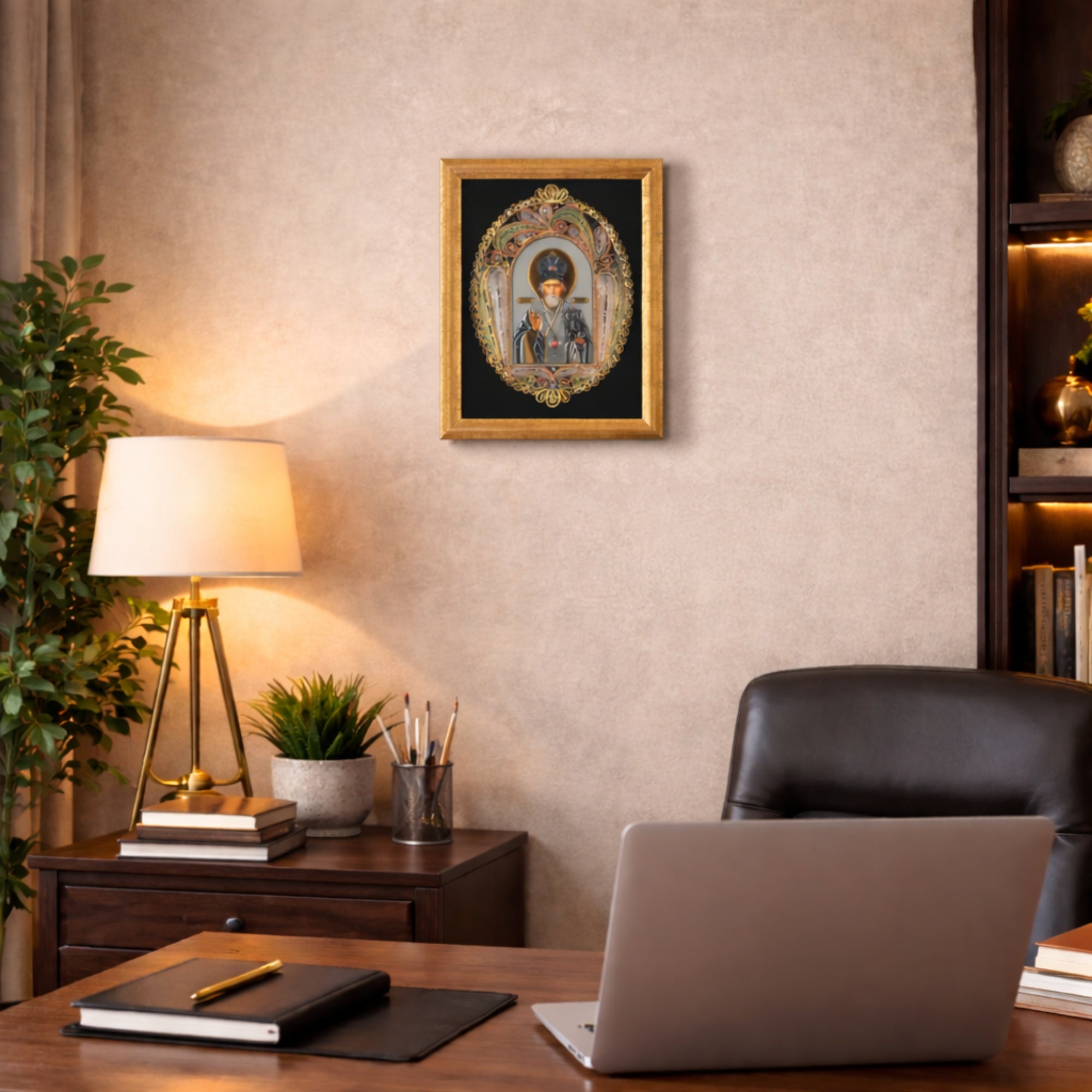 Иконата Свети Никола поставена како духовен заштитник во модерна канцеларија со лаптоп и работно биро.