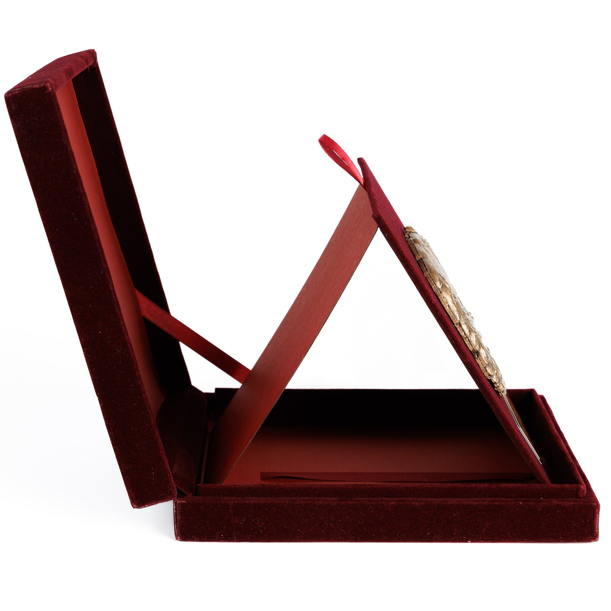 Чист страничен приказ на механизмот на отворената бордо кадифена кутија, која служи како елегантен самостоен држач за релјефот от ВЕКОВИ.