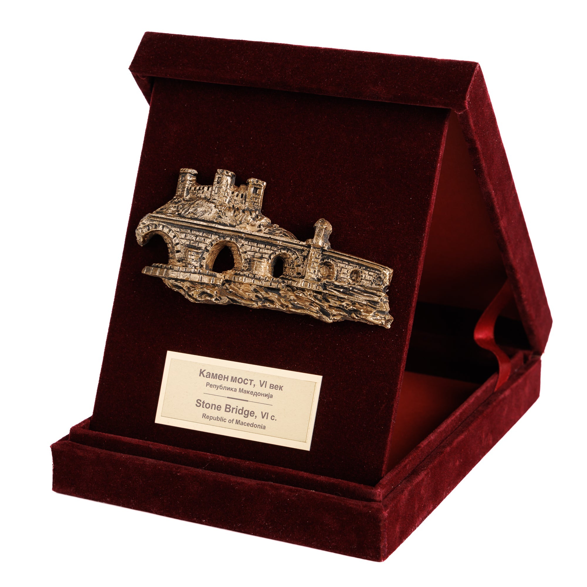Елегантен корпоративен подарок за соработници и странски гости, прикажувајќи го најпрепознатливиот симбол на Скопје во луксузно пакување.
