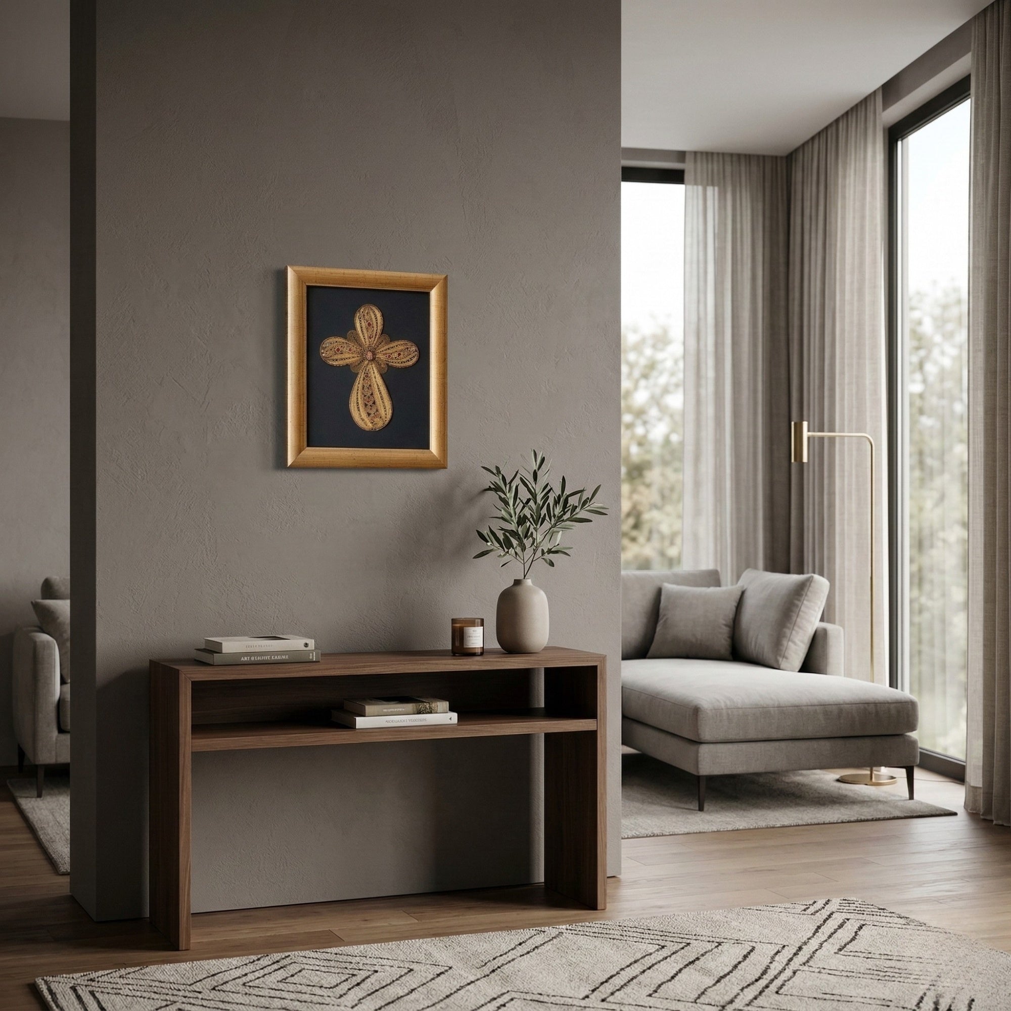 Филигрански православен крст елегантно поставен на ѕид над конзолна маса како чувар на домот.