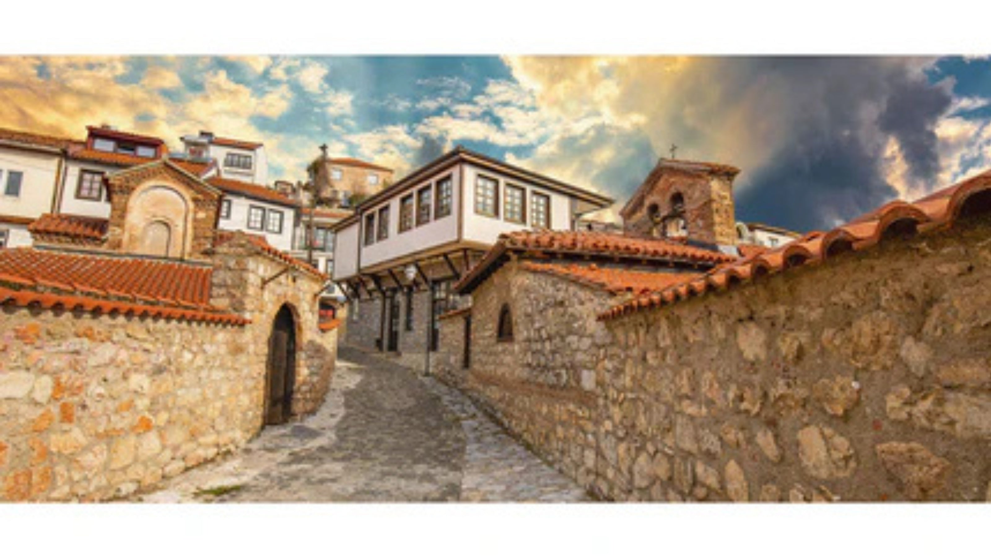 Традиционална македонска архитектура во Охрид - вечна инспирација за автентичните сувенири на продавницата ВЕКОВИ.