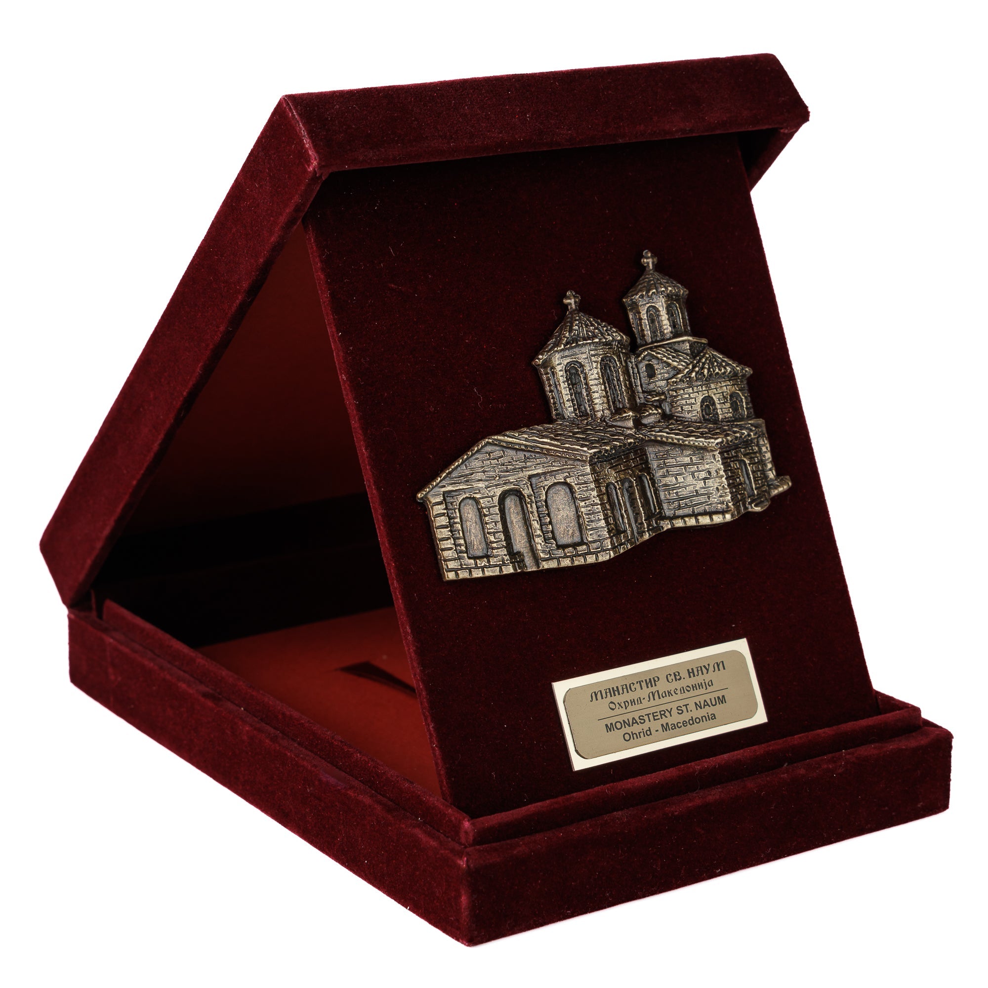 Луксузна бордо кадифена кутија поставена како држач, откривајќи прецизен метален релјеф на манастирот Свети Наум Охридски од ВЕКОВИ.
