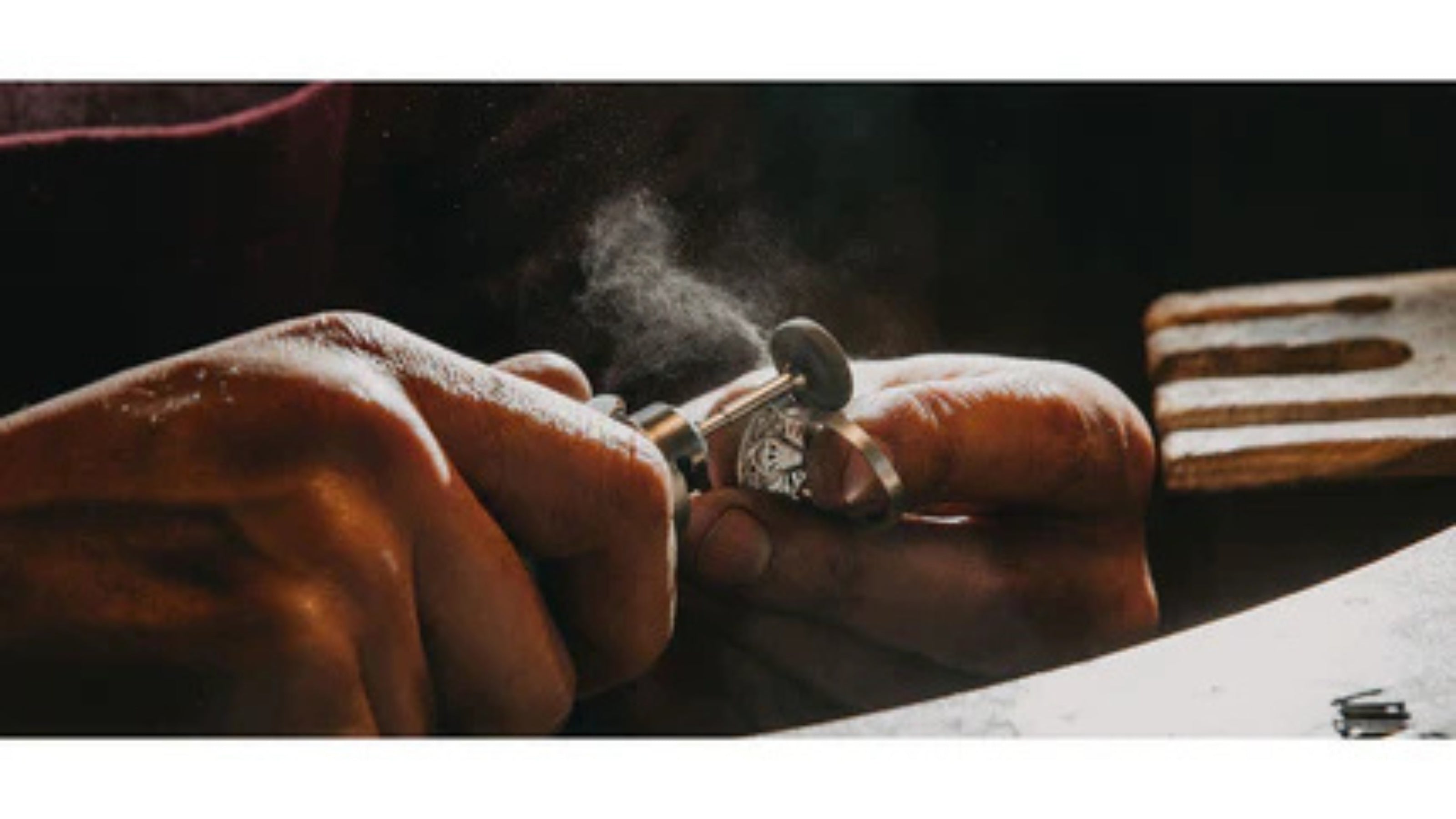 Детален приказ на рачна изработка на македонски сувенири - наша поддршка за старите занаети и мајстори преку брендот ВЕКОВИ.