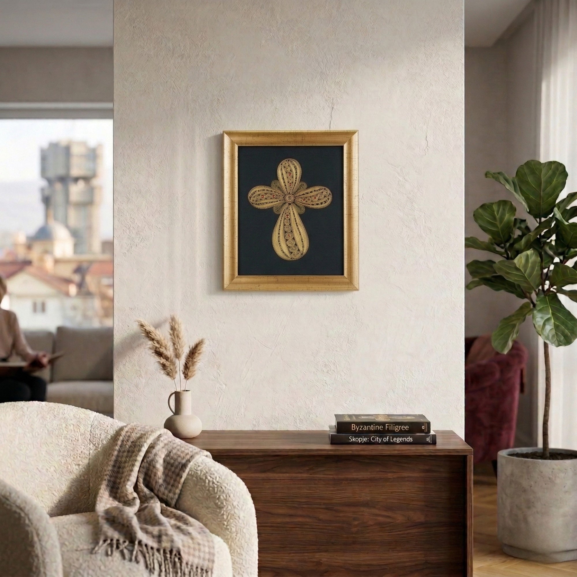 Врамен златен крст поставен на ѕид во светла дневна соба, внесувајќи божествена заштита и мир.