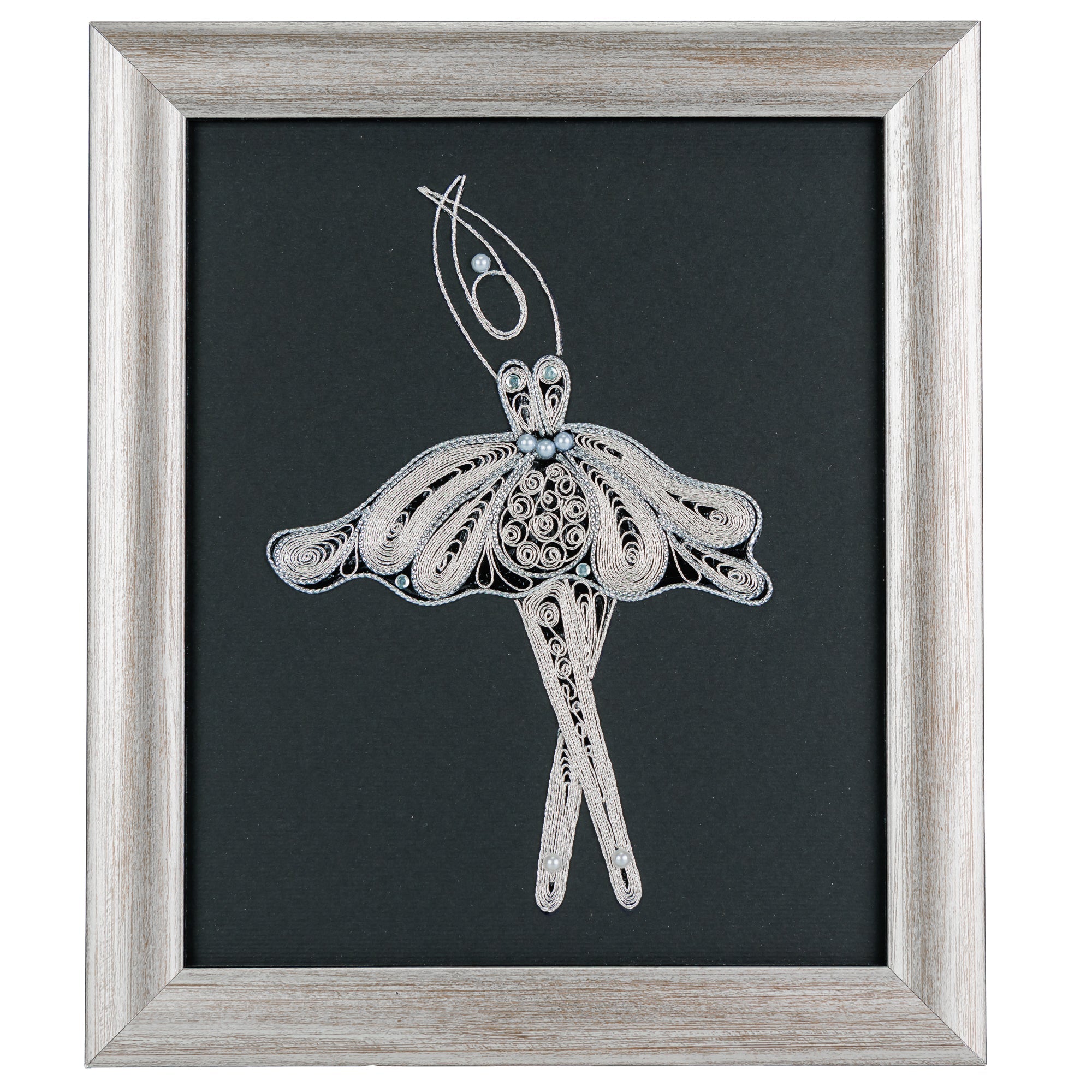 Елегантна филигранска слика Балерина изработена од сребрена срма поставена во сребрена рамка на црна кадифена подлога од ВЕКОВИ.
