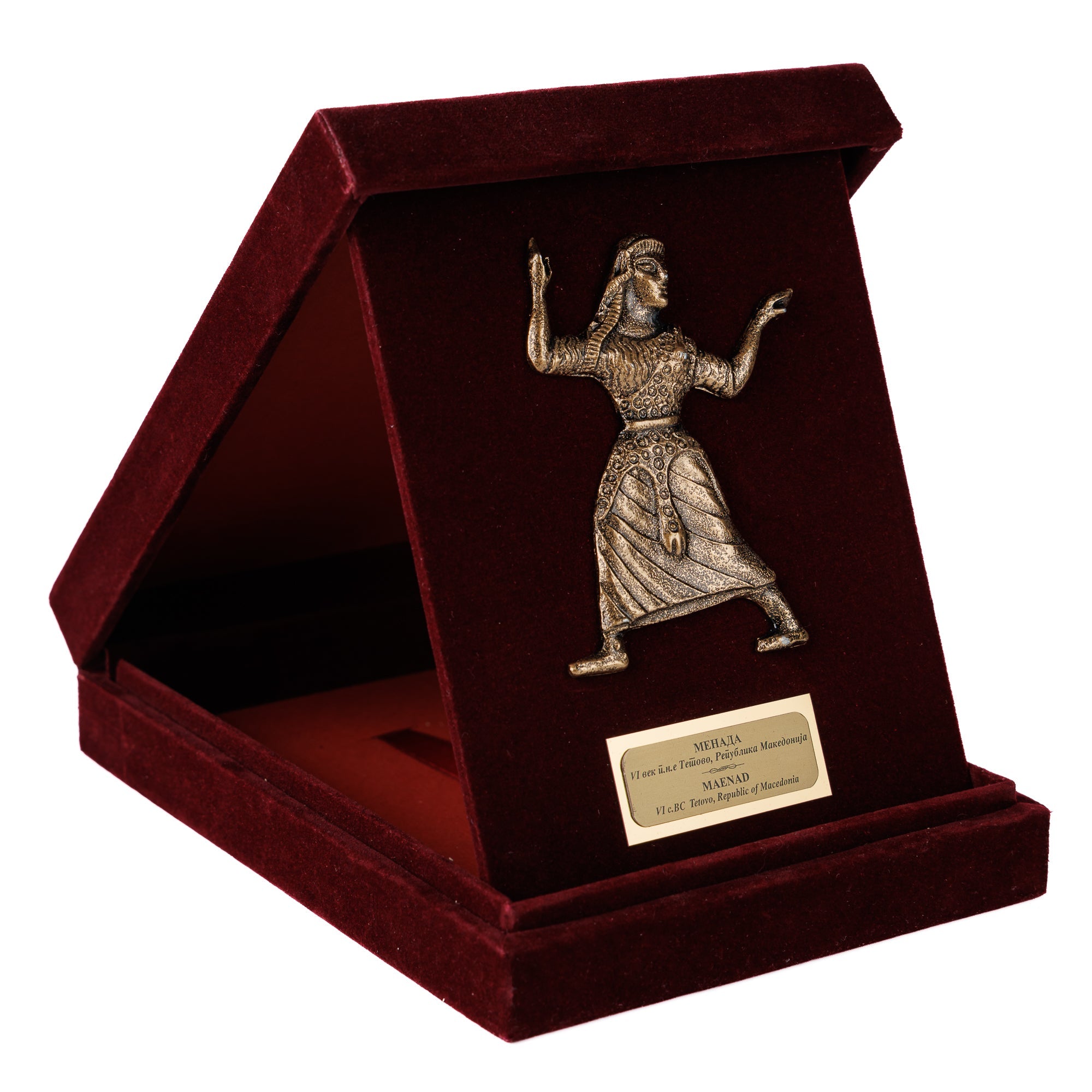 Луксузна бордо кадифена кутија поставена како држач, откривајќи автентична музејска реплика на прочуената Тетовска Менада од ВЕКОВИ.