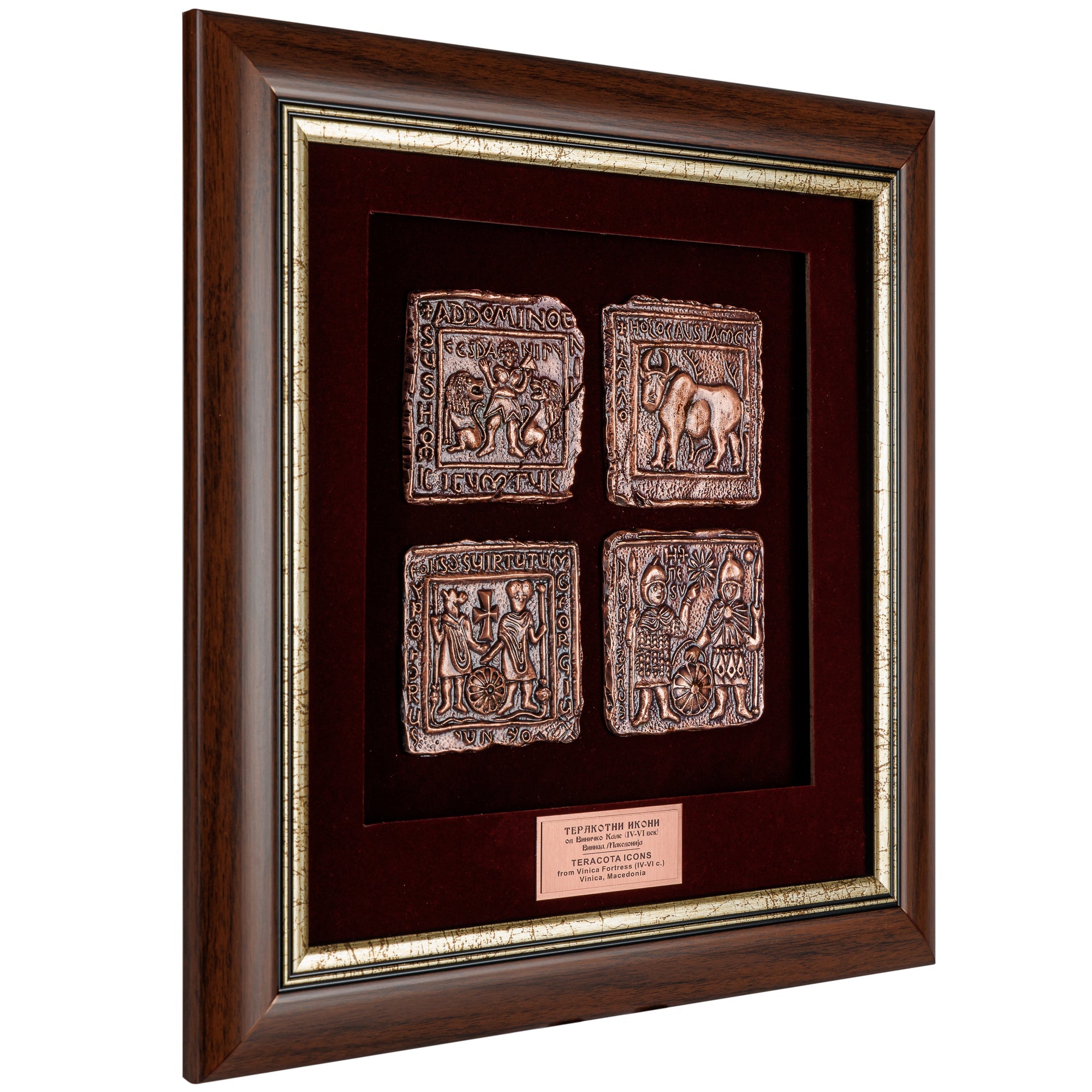 Страничен агол на врамените Винички икони кој ја истакнува длабочината на луксузната дрвена рамка и престижната презентација на овој духовен сувенир.