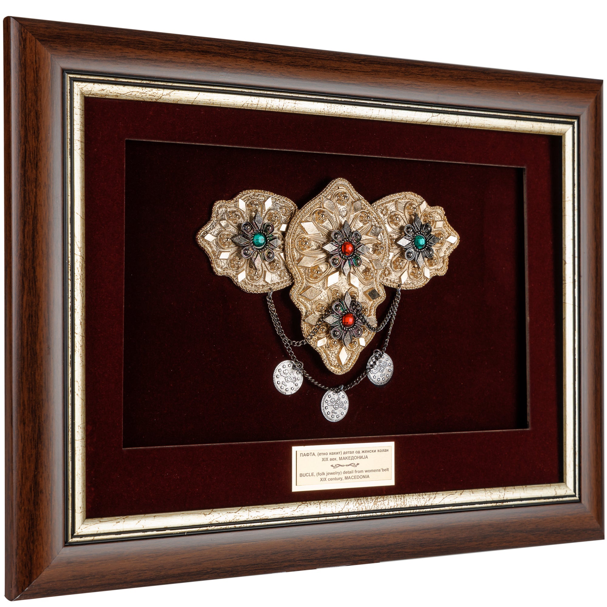 Страничен агол на врамената македонска пафта кој ја истакнува длабочината на дрвената рамка и луксузната презентација на овој етно сувенир.