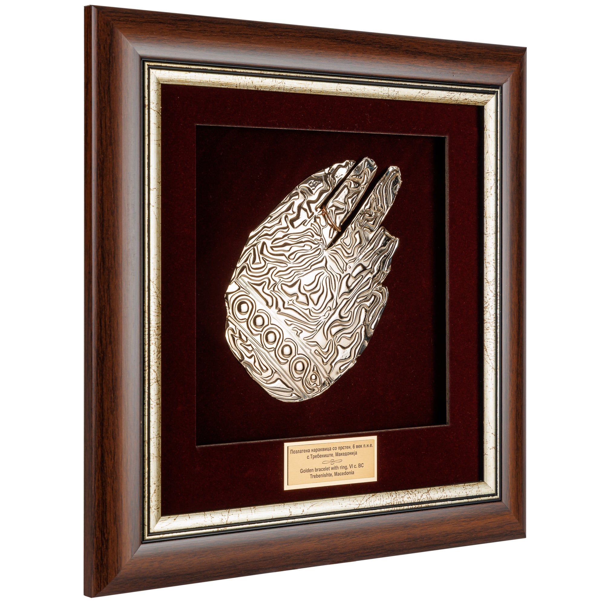 Страничен агол на врамената Златна Нараквица кој ја прикажува длабочината на луксузната дрвена рамка и престижната презентација на овој музејски декор.
