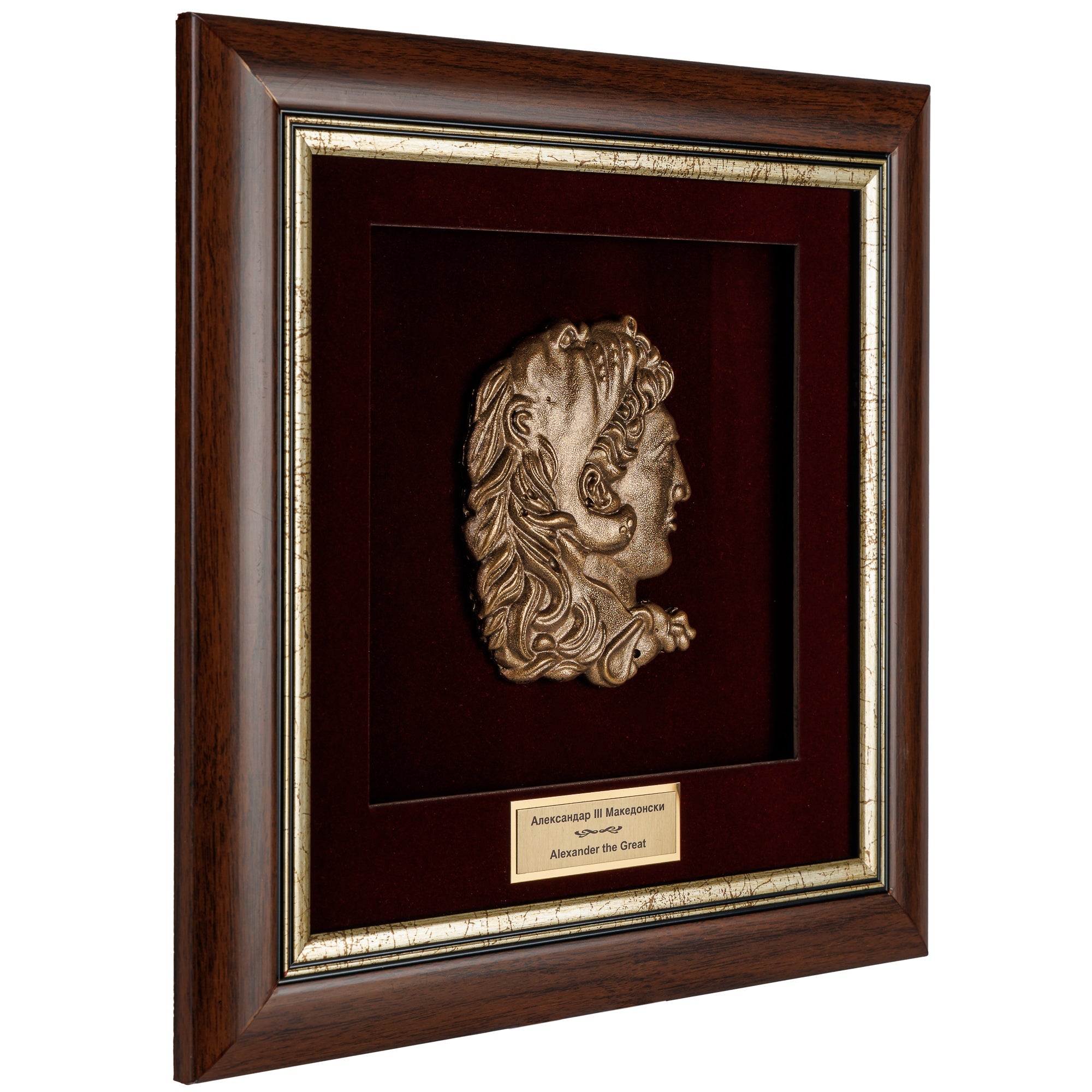 Страничен агол на врамениот историски сувенир кој ја истакнува длабочината на луксузната дрвена рамка и моќната презентација на најголемиот освојувач.