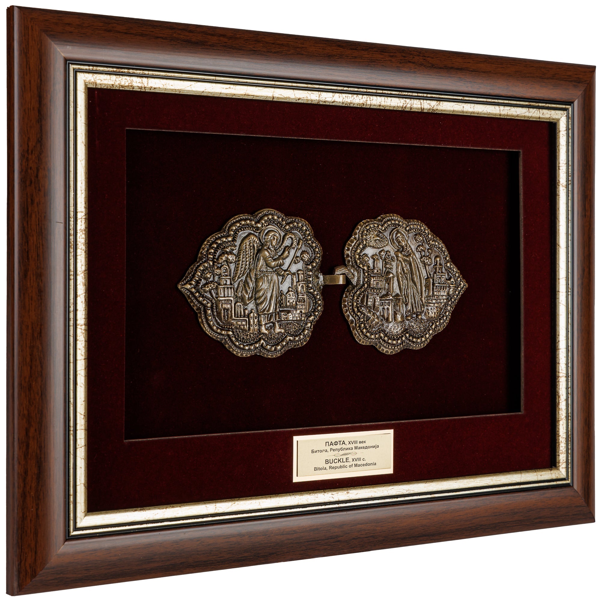 Страничен агол на врамената пафта кој ја истакнува длабочината на дрвената рамка и престижната презентација на овој духовен сувенир.