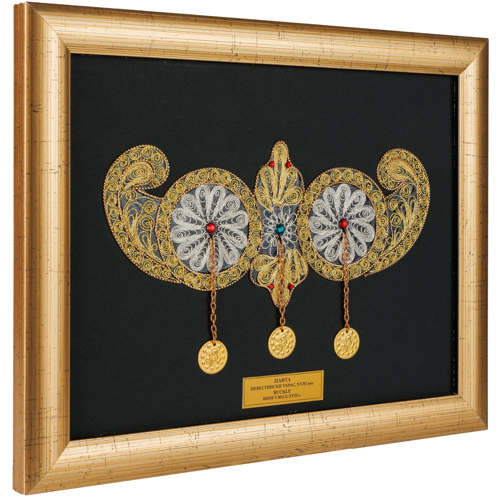 Страничен агол на врамената филигранска пафта кој ја истакнува длабочината на елегантната златна рамка.