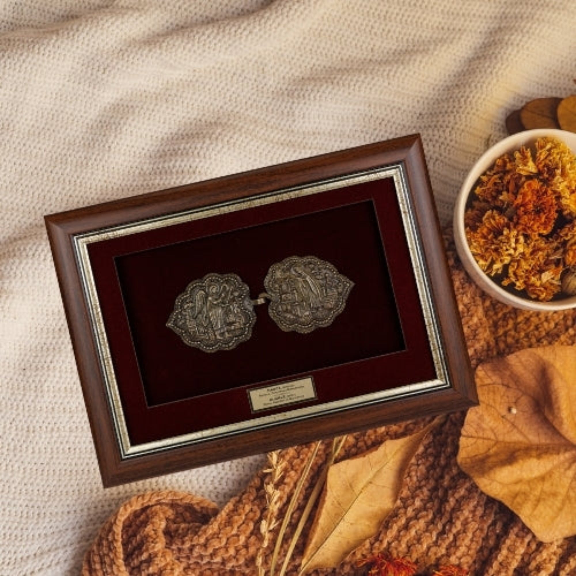 Врамената реплика на битолската пафта нежно поставена во топол есенски амбиент, идеален сувенир кој обединува историја и православна вера.