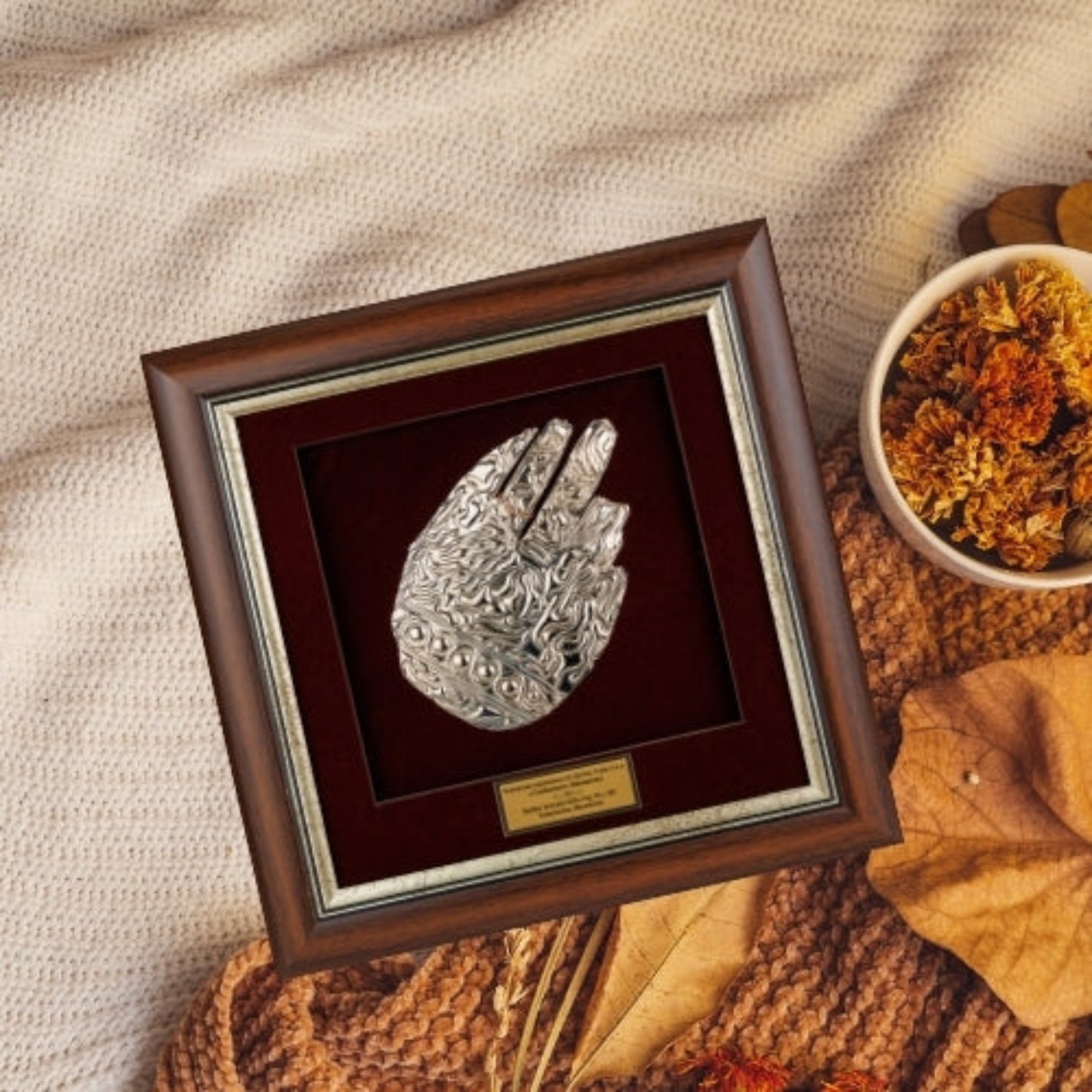 Врамената реплика на Златната Нараквица од Требеништа нежно поставена во топол амбиент, идеален и безвременски подарок за почитувачи на историјата.