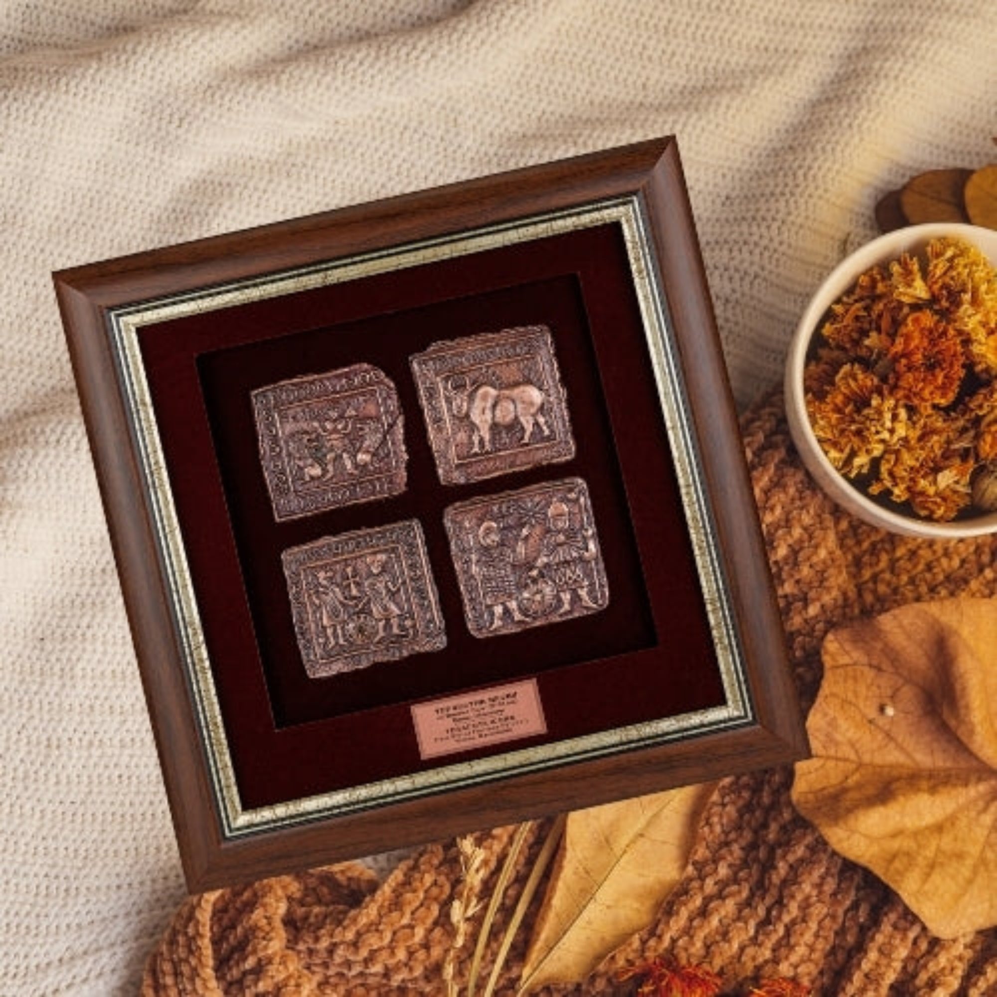 Врамената реплика на Виничките икони нежно поставена во топол есенски амбиент, автентичен сувенир кој ја слави раната христијанска уметност.