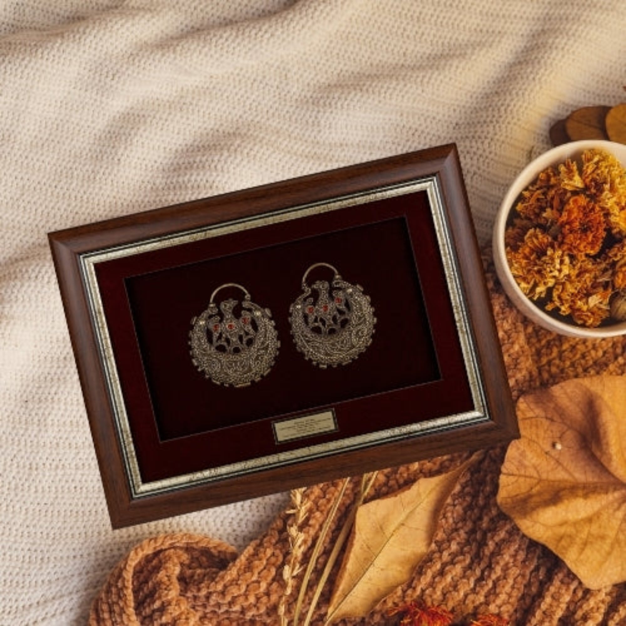 Врамената реплика на обетките од Горно Оризари нежно поставена во топол есенски амбиент, идеален дар кој симболизира семејна среќа и слобода.