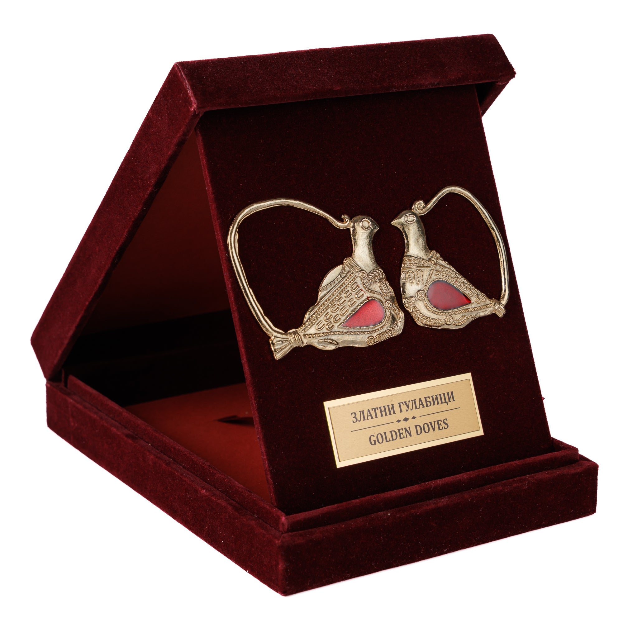 Луксузна бордо кадифена кутија поставена како држач, откривајќи прекрасна реплика на античките обетки Златни Гулабици од Требениште од ВЕКОВИ.