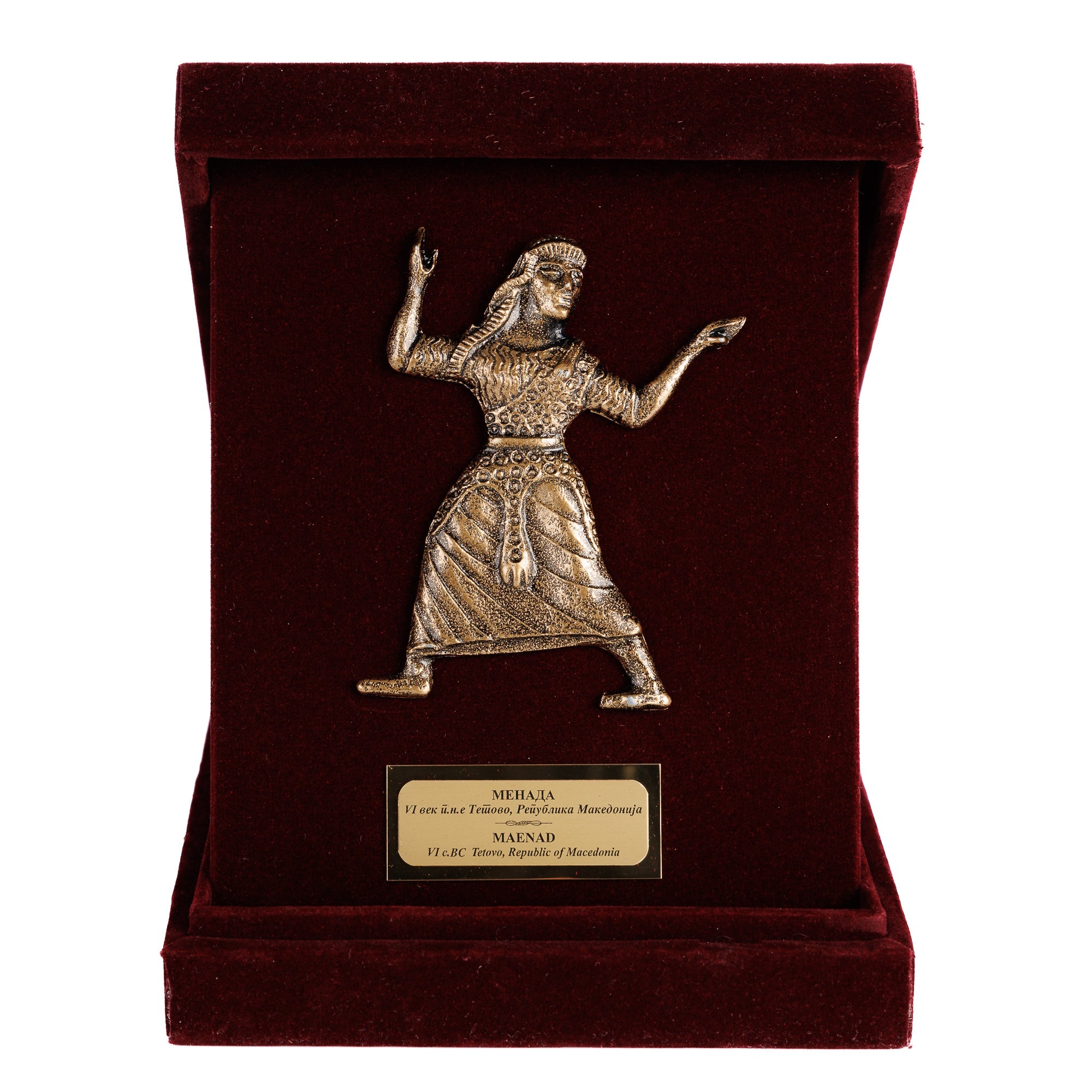 Преден приказ на отворената дипла која ја истакнува бронзената фигура на Менадата фатена во екстатичен антички танц.