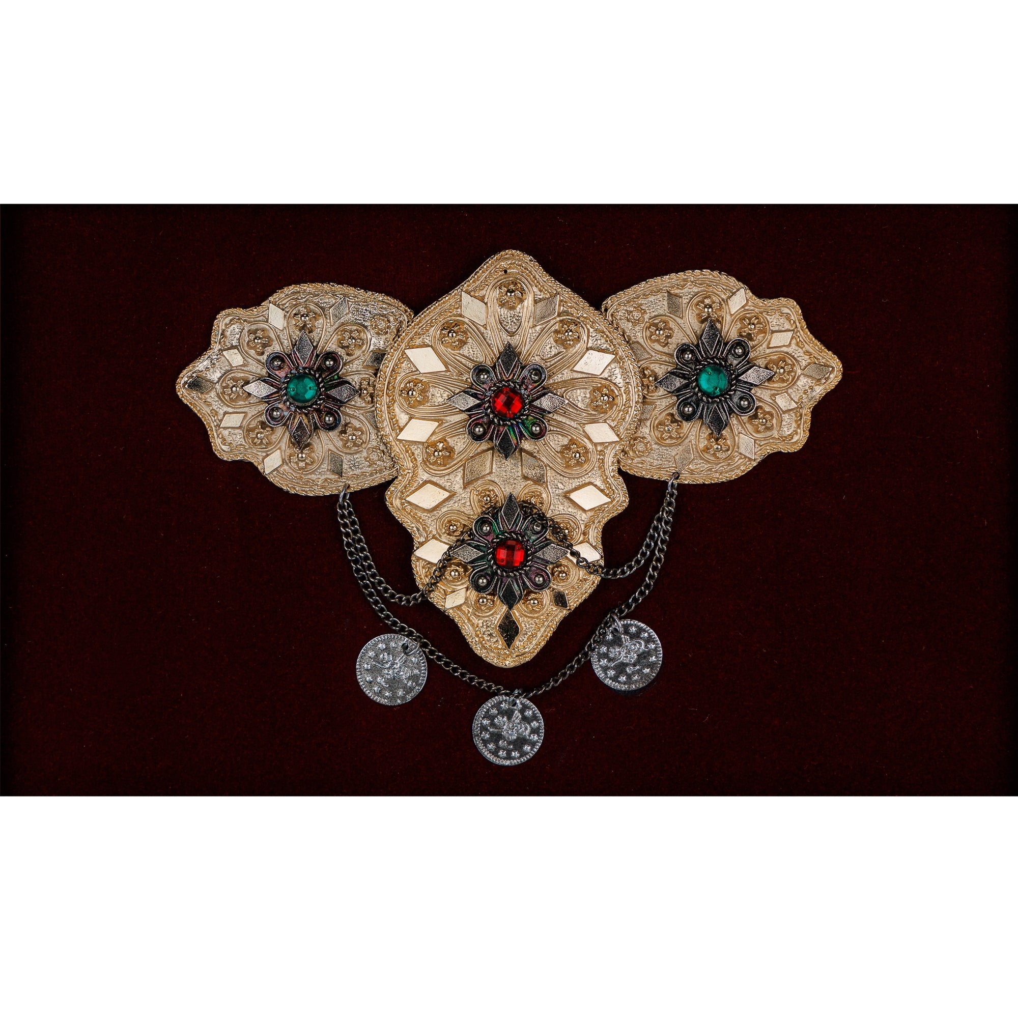 Детален приказ на раскошната македонска пафта од 19-ти век со филигран и обоени камења, автентичен сувенир што ја слави народната уметност.