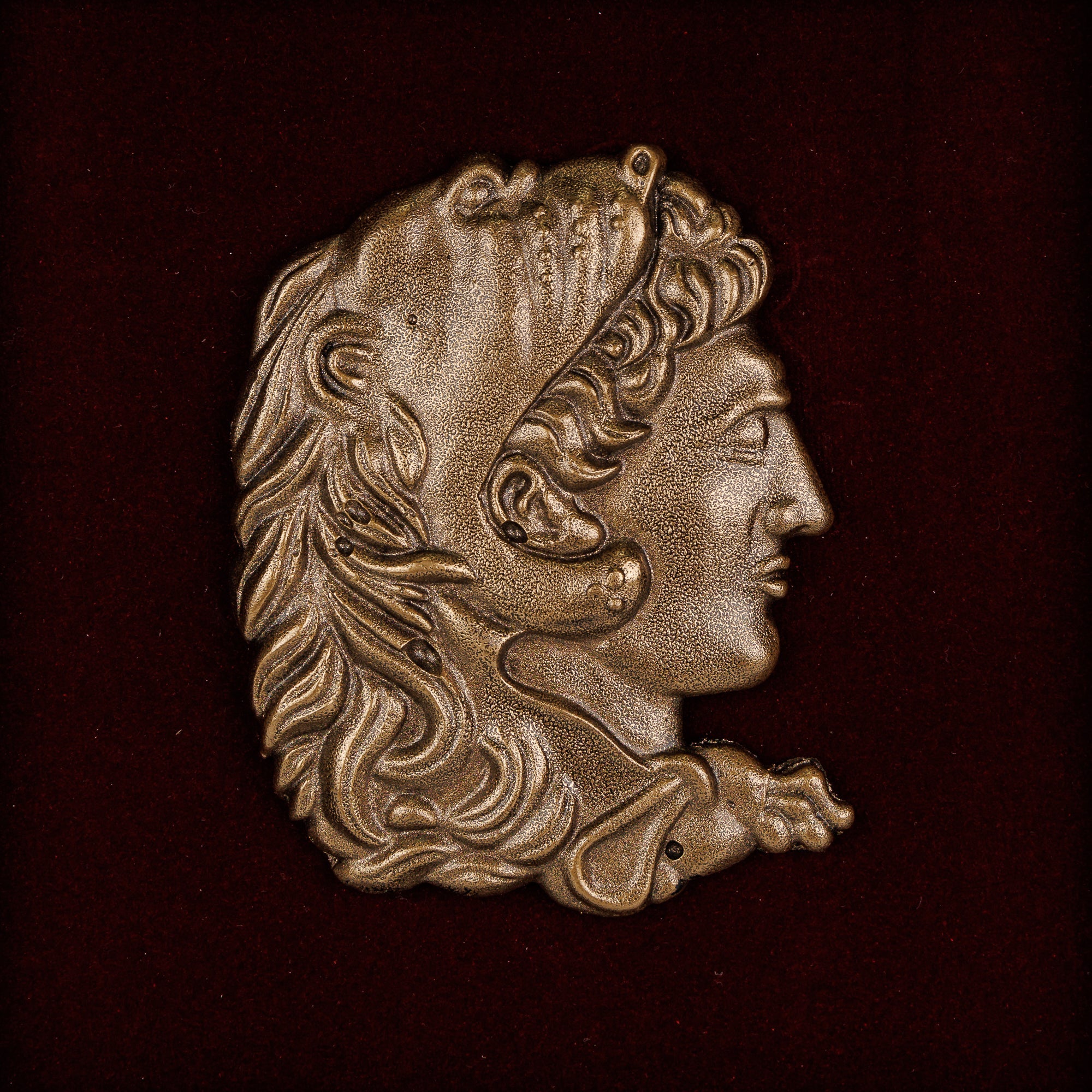 Детален приказ на портретот на Александар Македонски со иконската лавовска кожа, автентичен бронзен сувенир кој симболизира сила и херојство.