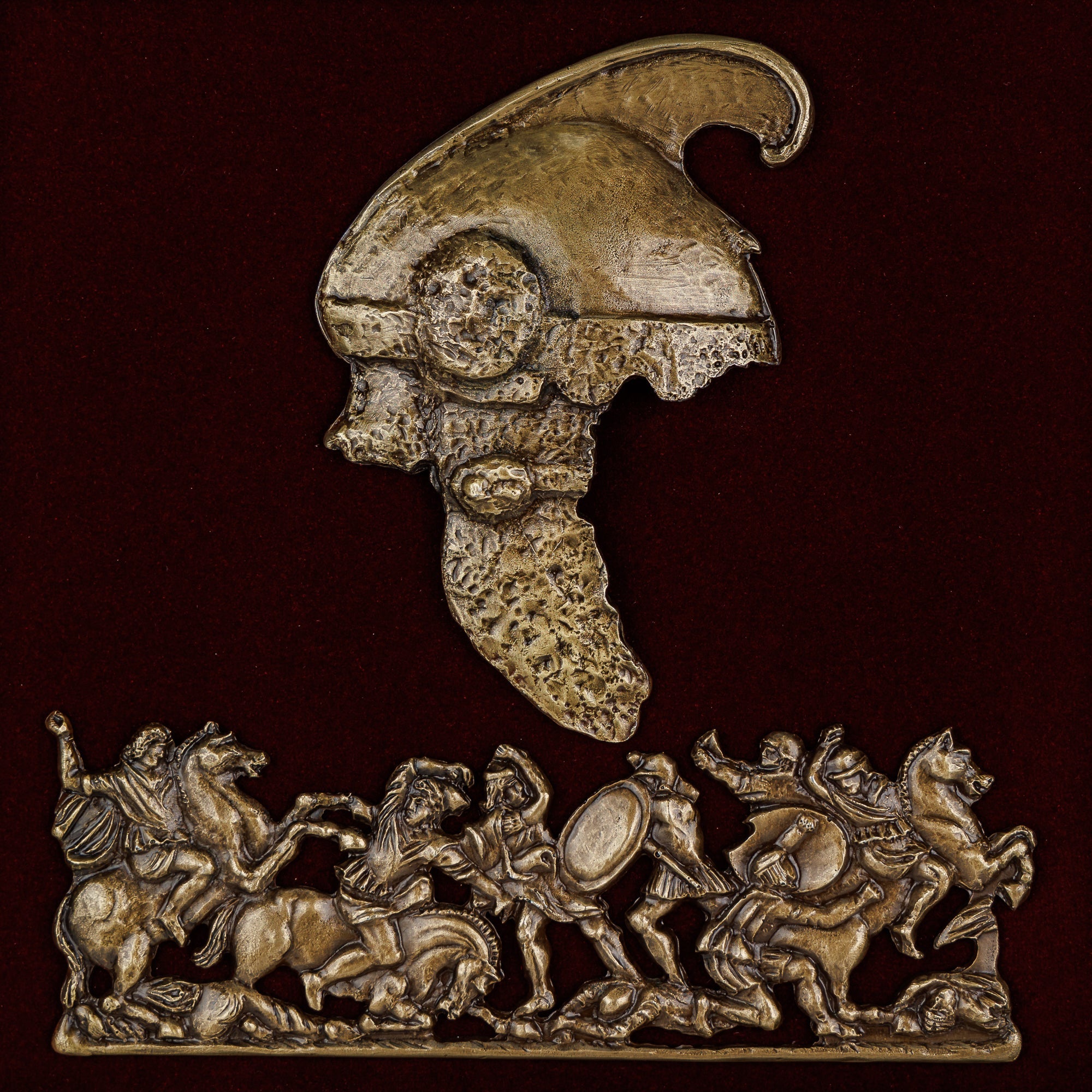 Детален приказ на античкиот шлем и битката на македонската фаланга, автентичен бронзен сувенир со патина што ја слави нашата историја.