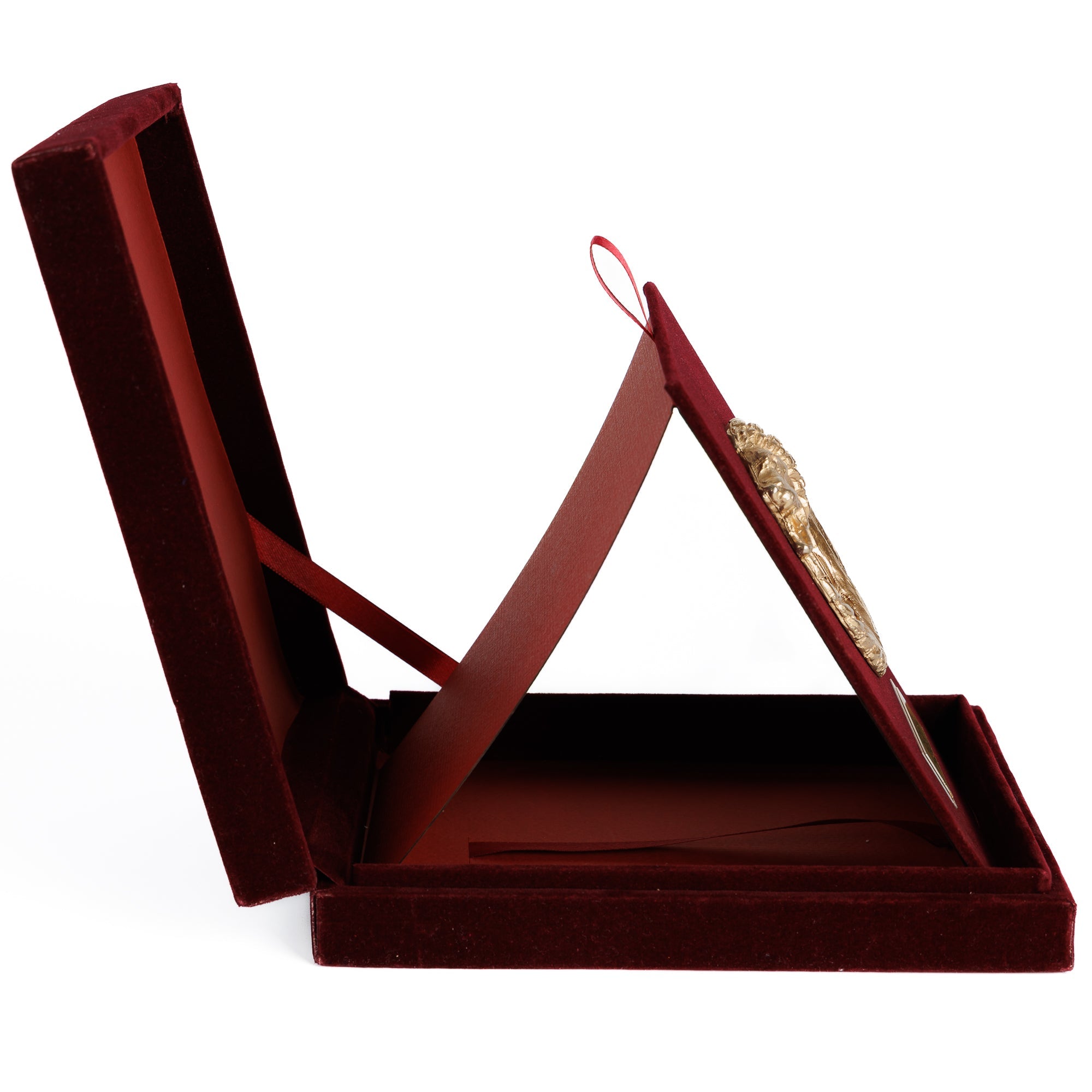 Страничен профил на луксузната кадифена кутија која се отвора и стои самостојно за совршено изложување на античкиот накит.