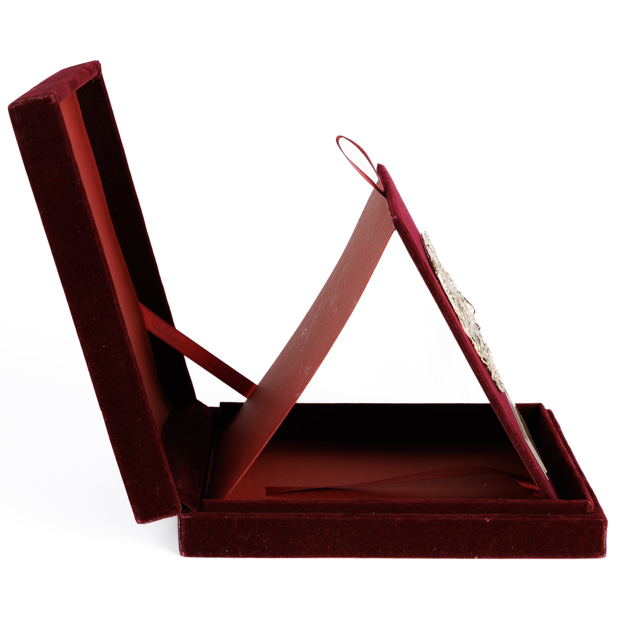 Страничен профил на луксузната кадифена кутија која се отвора и стои самостојно, овозможувајќи лесно изложување на овој вреден сувенир.