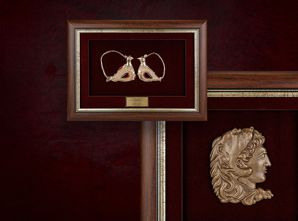 Колекција на врамени македонски артефакти и ексклузивни сувенири во продавницата ВЕКОВИ.