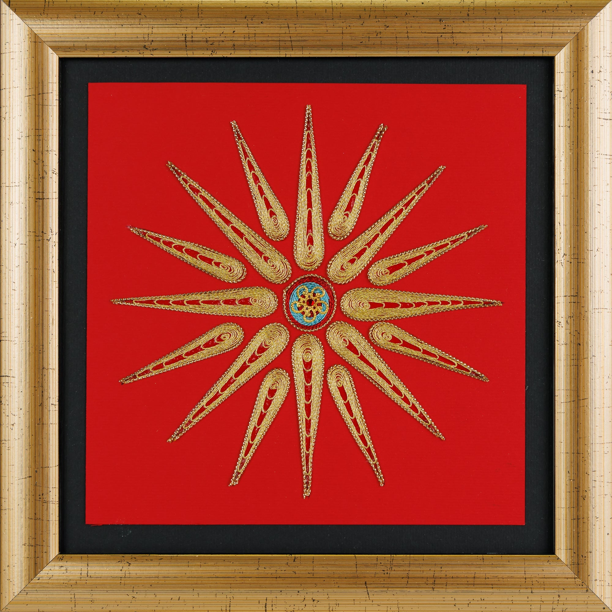 Рачно изработена слика Македонско Сонце со 16 зраци во техника филигран од златна срма на црвена позадина од ВЕКОВИ.
