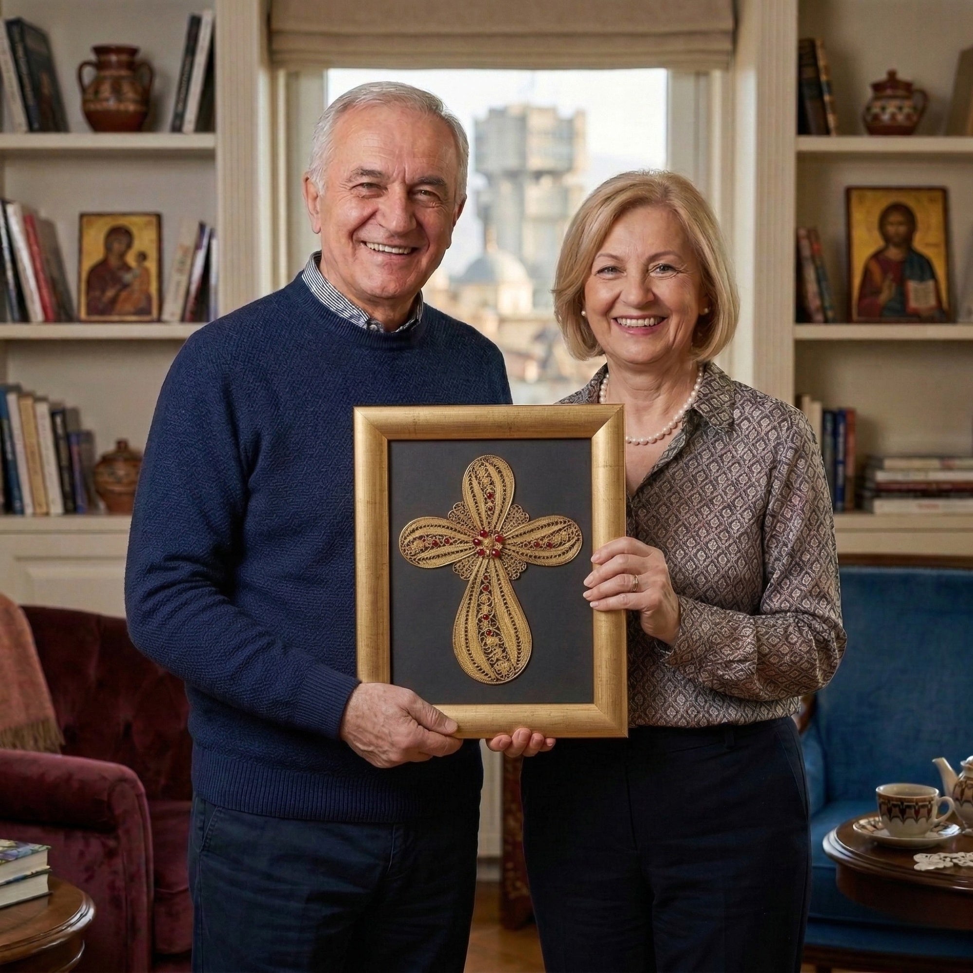 Повозрасен пар го држи врамениот крст во својот дом, совршен за аголот за молитва и семејна традиција.