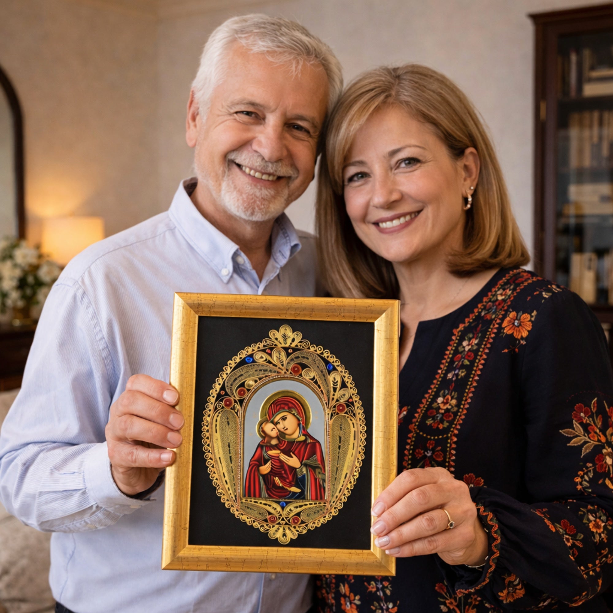 Повозрасен пар гордо ја држи врамената икона Пресвета Богородица, симбол на божествен мир и заштита на семејството.