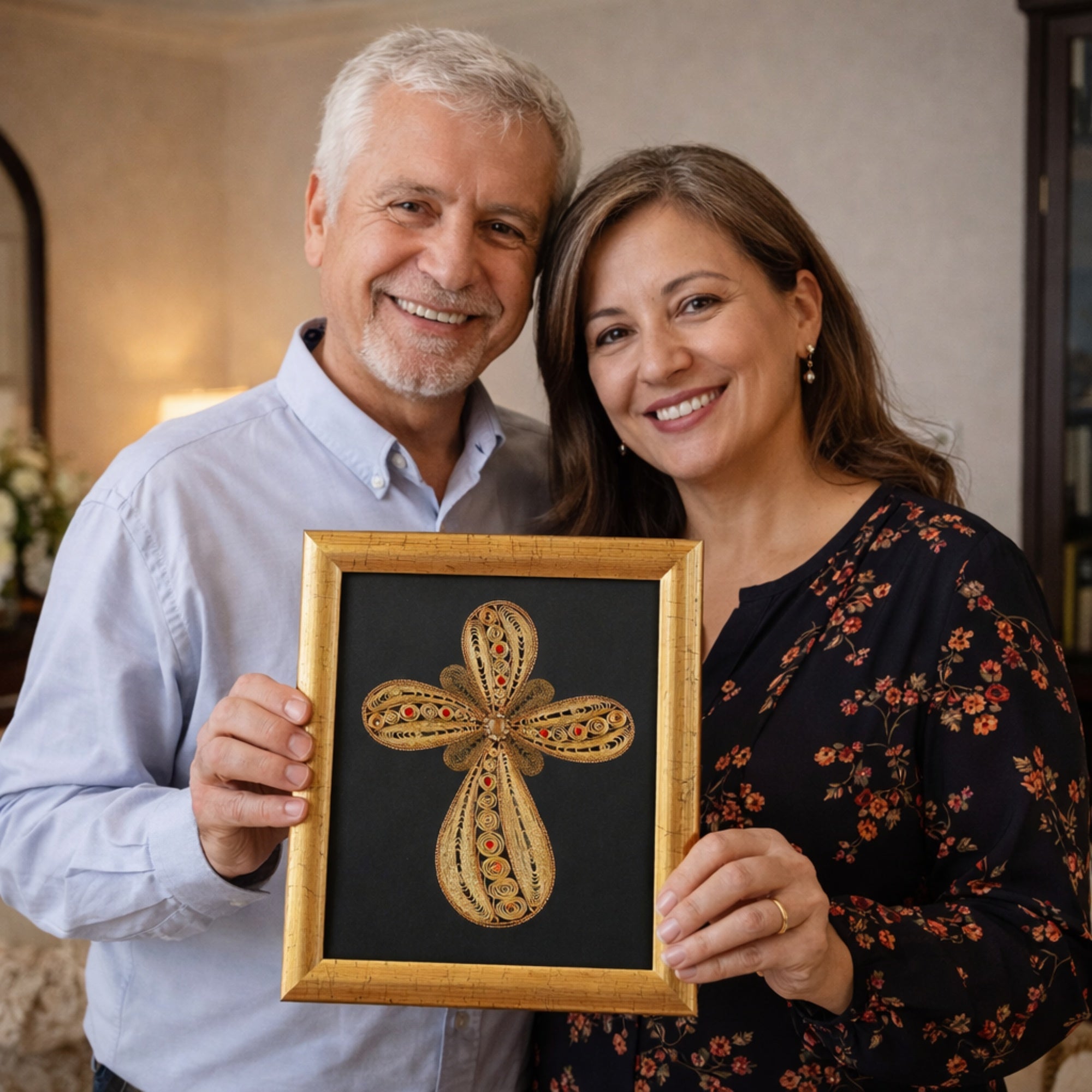 Повозрасен пар со насмевка го држи врамениот христијански крст, симбол на верата и благослов за семејството.