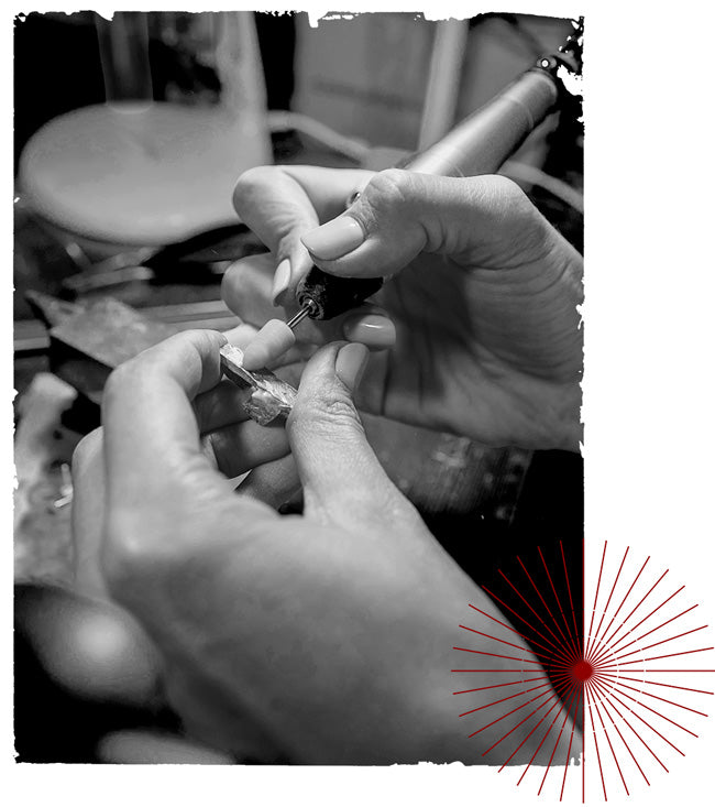 Рачна изработка на традиционален македонски сувенир и филигран од страна на врвен кујунџија.