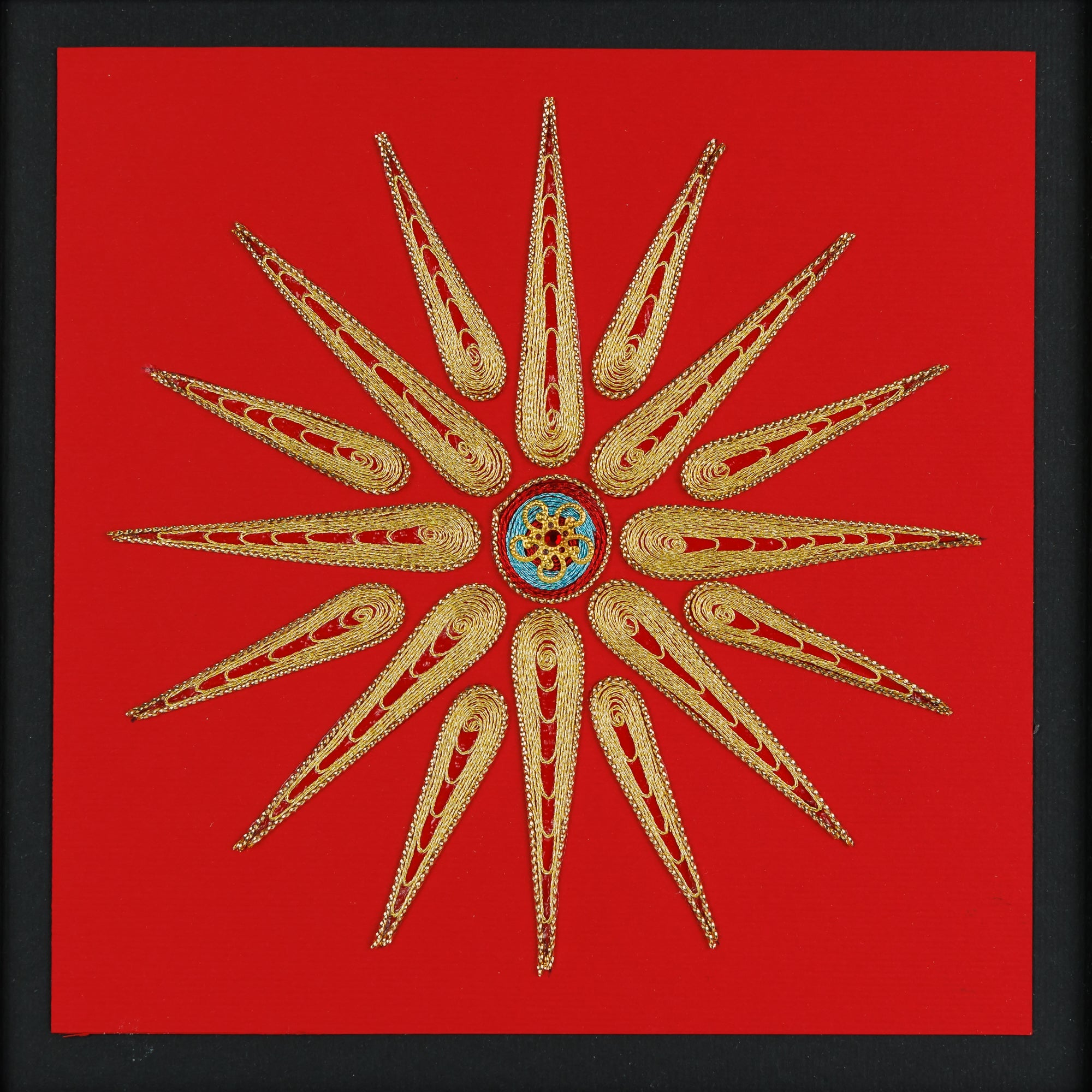 Детален приказ на Ѕвездата од Кутлеш мајсторски исплетена од тенка златна жица со тиркизни акценти во центарот.