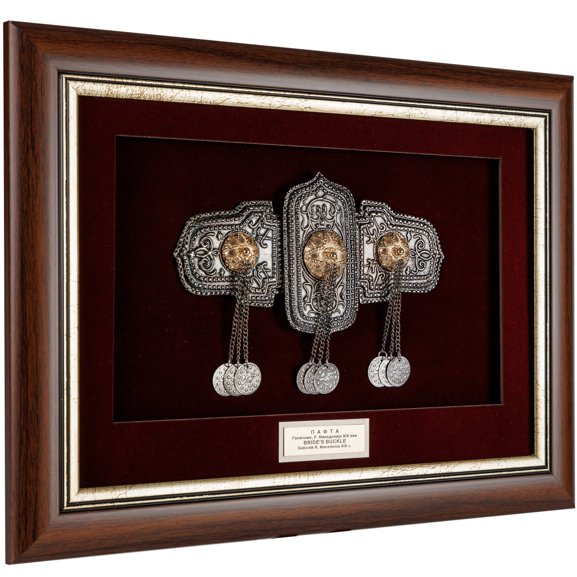 Страничен агол на врамената Галичка пафта кој ја истакнува длабочината на дрвената рамка и луксузната презентација на овој етно сувенир.