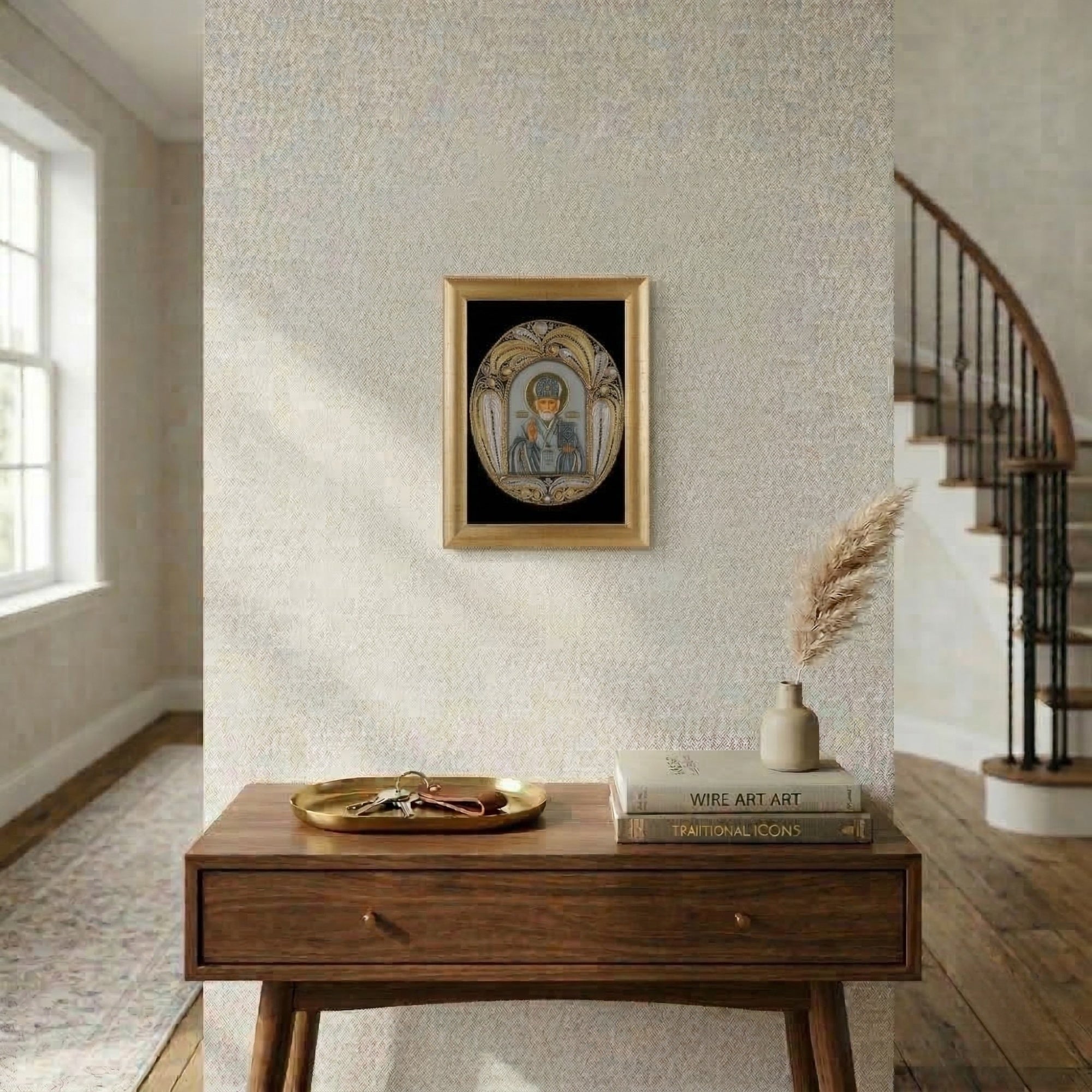 Светата икона Свети Никола елегантно поставена на ѕид во светол и модерен дневен престој.